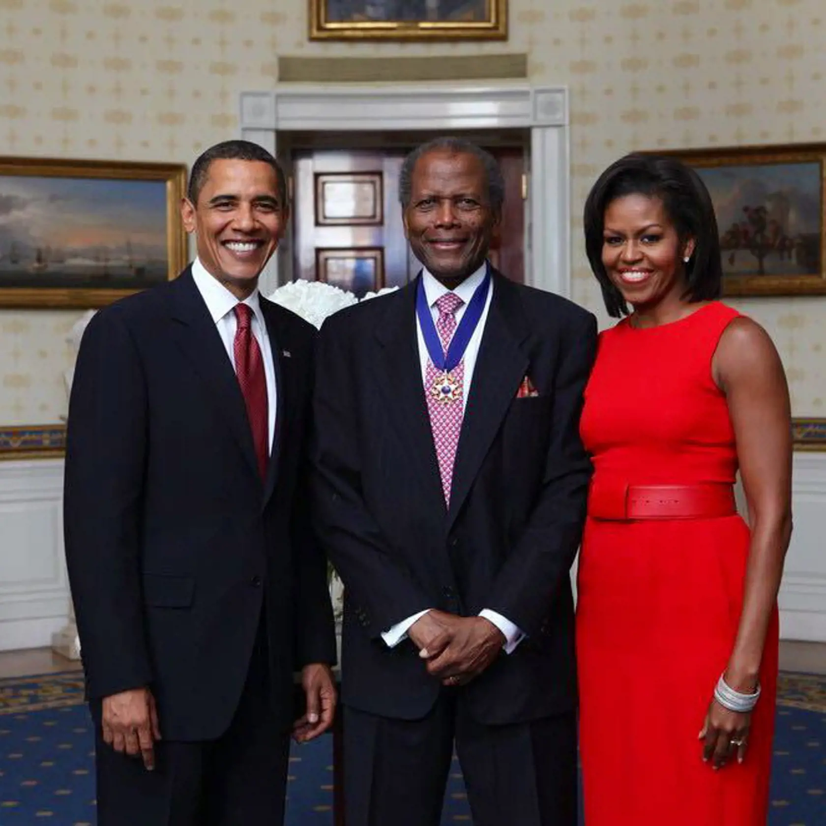 Na Sidneya Poitiera si zaspomínal aj bývalý prezident USA Barack Obama: "Prostredníctvom svojich prelomových úloh a jedinečného talentu stvárnil dôstojnosť, šarm a odhalil silu filmov, ktoré nás zbližujú. Otvoril dvere aj ďalšej generácii hercov. Michelle a ja posielame našu lásku jeho rodine a fanúšikom."