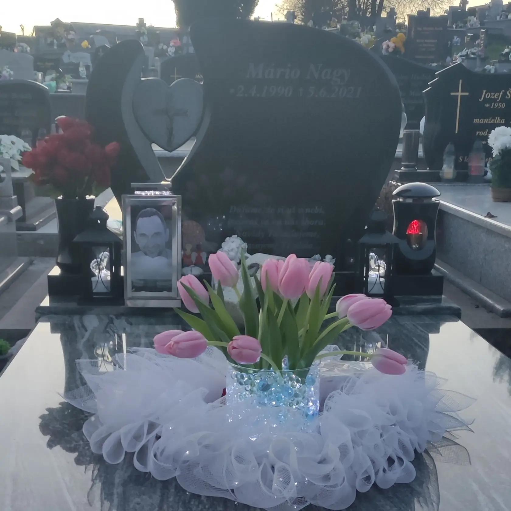 Hrob tragicky zosnulého posunovača Mária Nagya (†31) z Košíc je stále zaplavený kvetmi a kahancami s horiacimi sviečkami. Na jednom z nich je podobizeň nebohého.