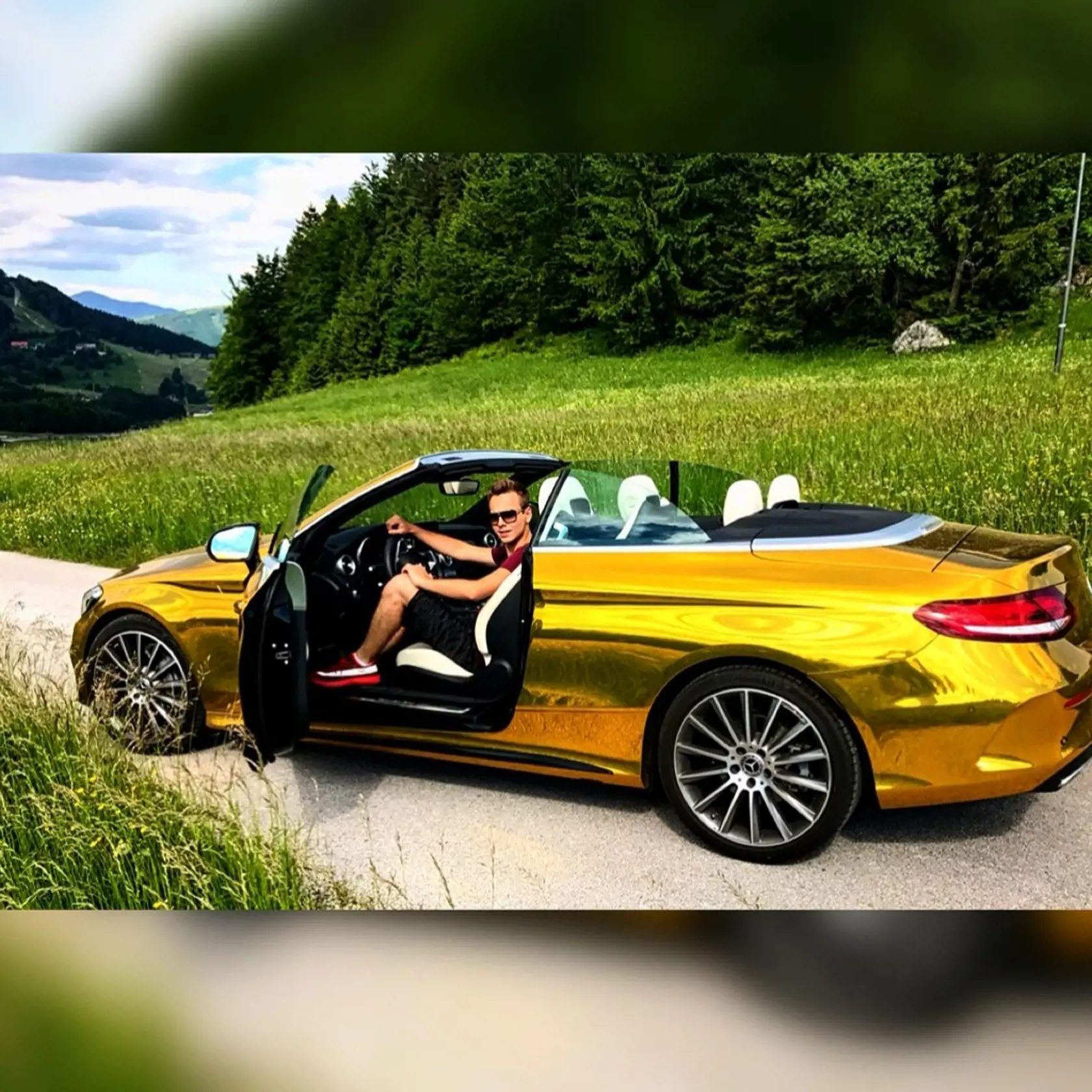 Monikin syn Kewin zvolil zlatý Mercedes.