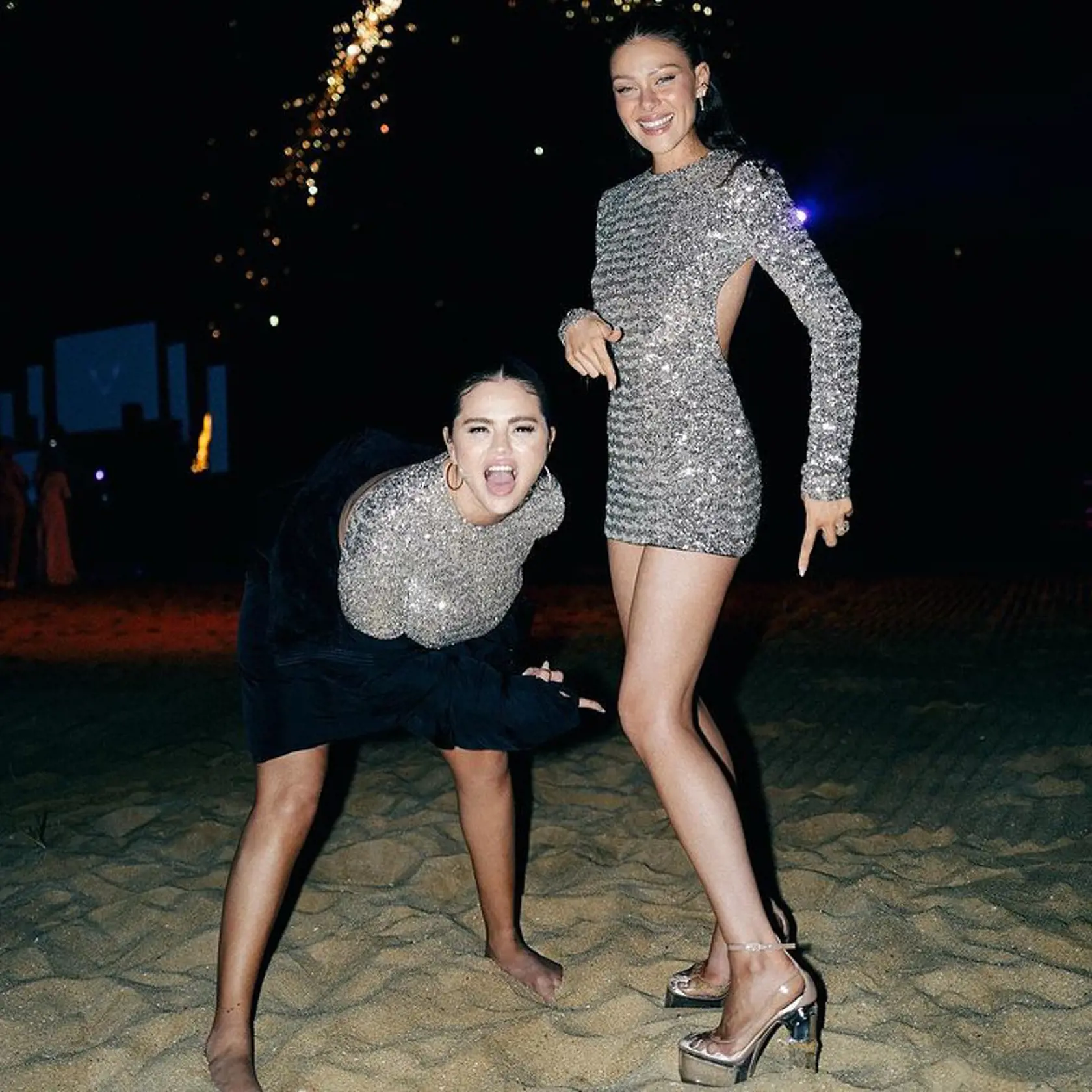 Speváčka Selena a herečka Nicola k sebe majú veľmi blízko.