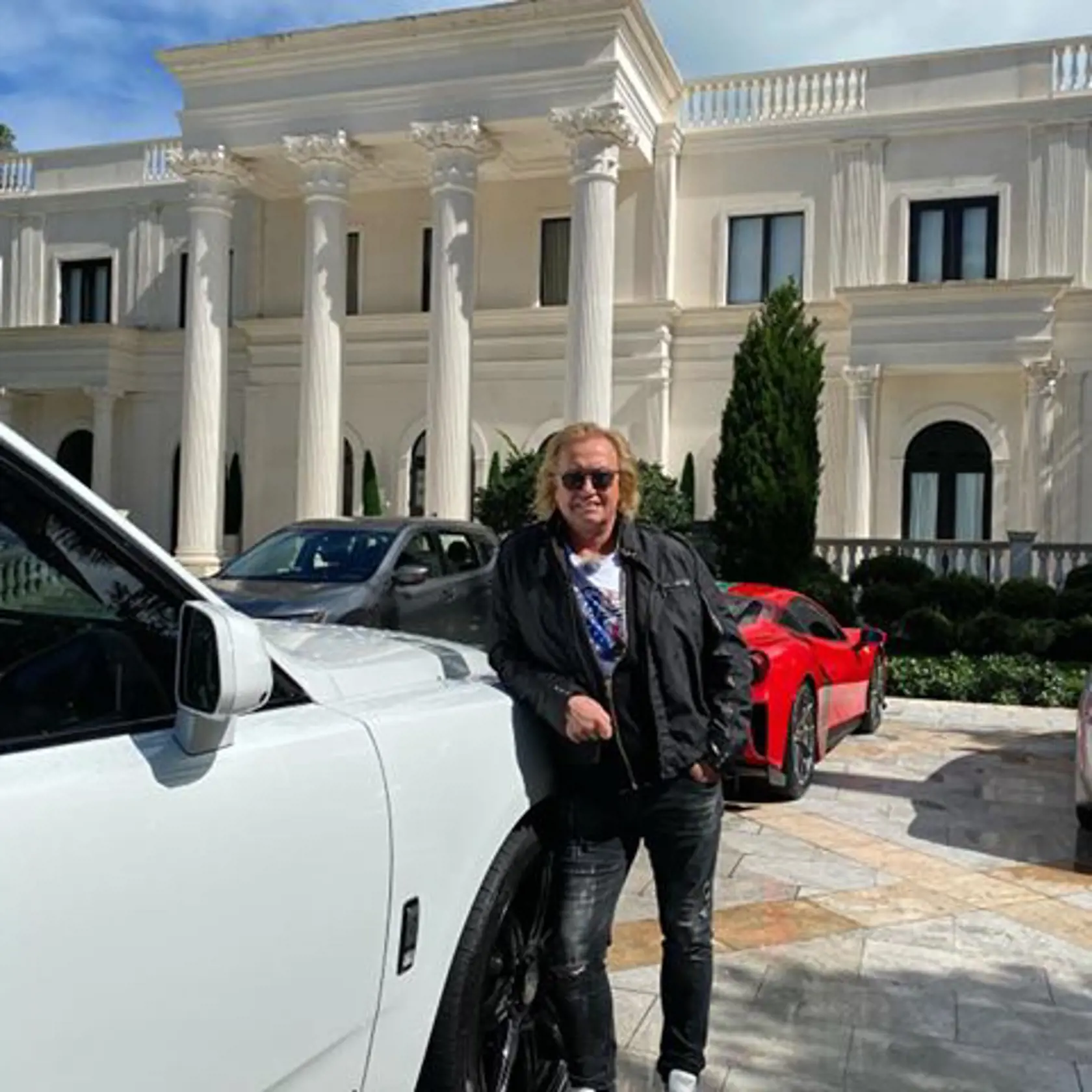 Róbert je okrem iného aj milovníkom nadupaných automobilov. V jeho zbierke tak nechýbajú také klenoty ako Porsche Turbo, Minicooper S, Maserati Gran Cabrio, Audi Q7, Range Rover Sport, Ferrari F12 Berlinetta, Bentley Continental GTC Cabrio, Audi R8 či krásny Rolls Royce Phantom.