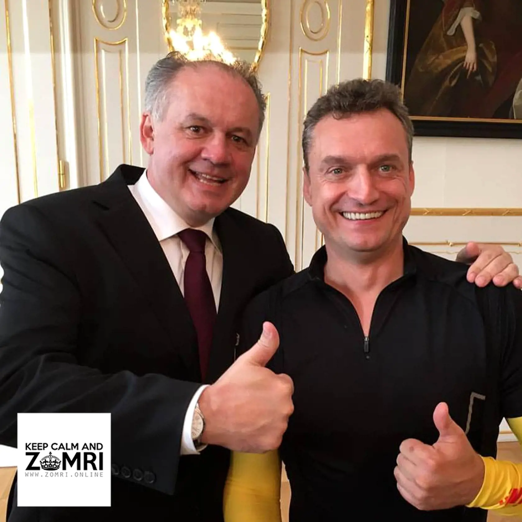 Andrej Kiska na fotografii s moderátorom Marcelom Forgáčom, kde sa zdá, že mu horia vlasy