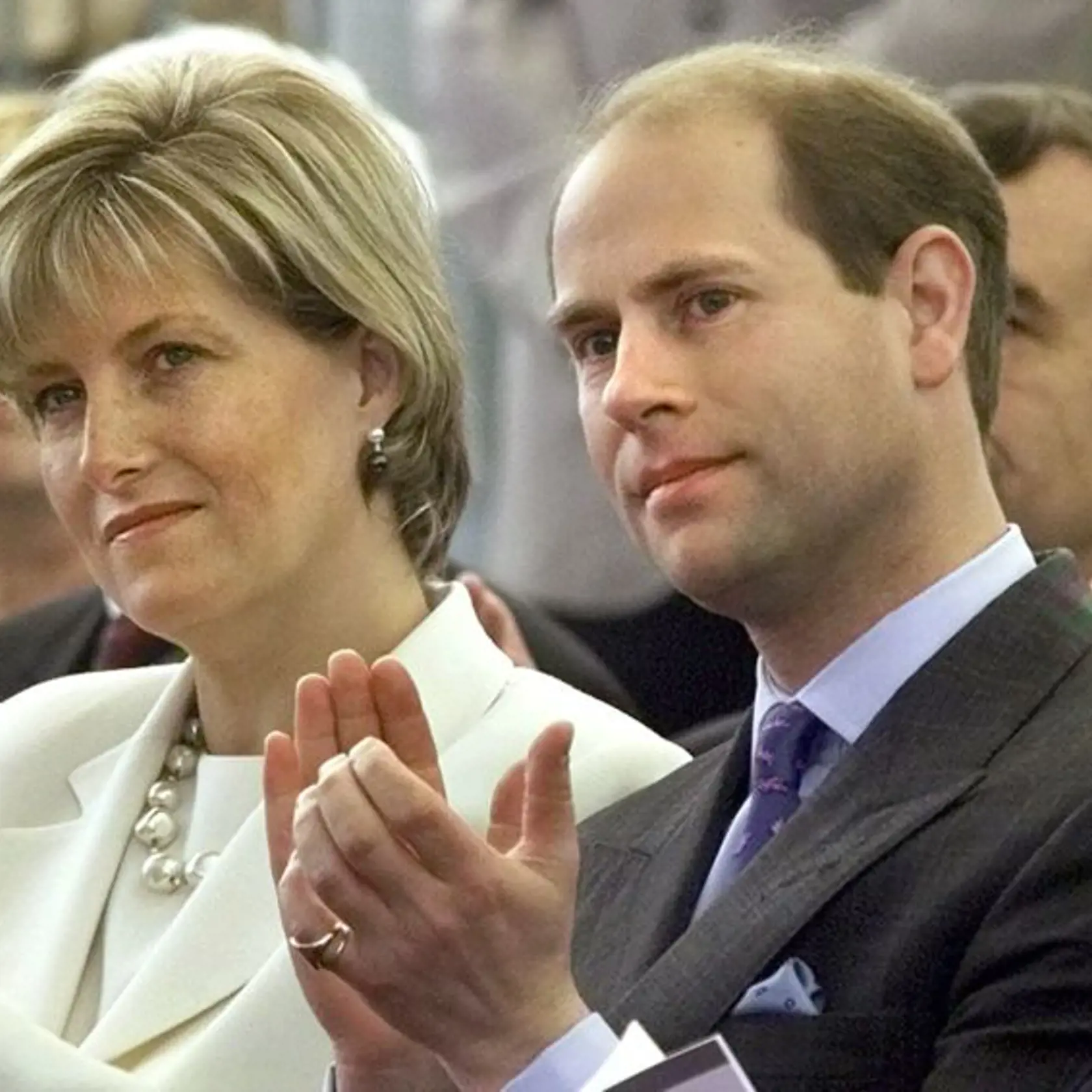 **  FILE  ** Britain's Prince Edward and his wife Sophie the Countess of Wessex watch the opening ceremony of the National Day of the United Kingdom at the Expo 2000 World Exposition ground in Hanover, Germany, in this Thursday, June 8, 2000 file photo. Buckingham Palace announced Tuesday May 6, 2003 that the countess is expecting  the couples first child in December.  (AP Photo/Christof Stache)   LJ20 Hannover - Na sn. z j˙na 2000 v Hannoveri je britsk˝ princ Edward s manûelkou Sophie. Buckingh