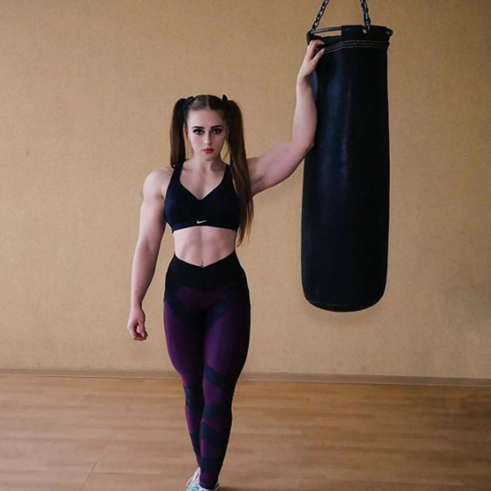 Julia má 23 rokov, tvár modelky a telo vzpierača.