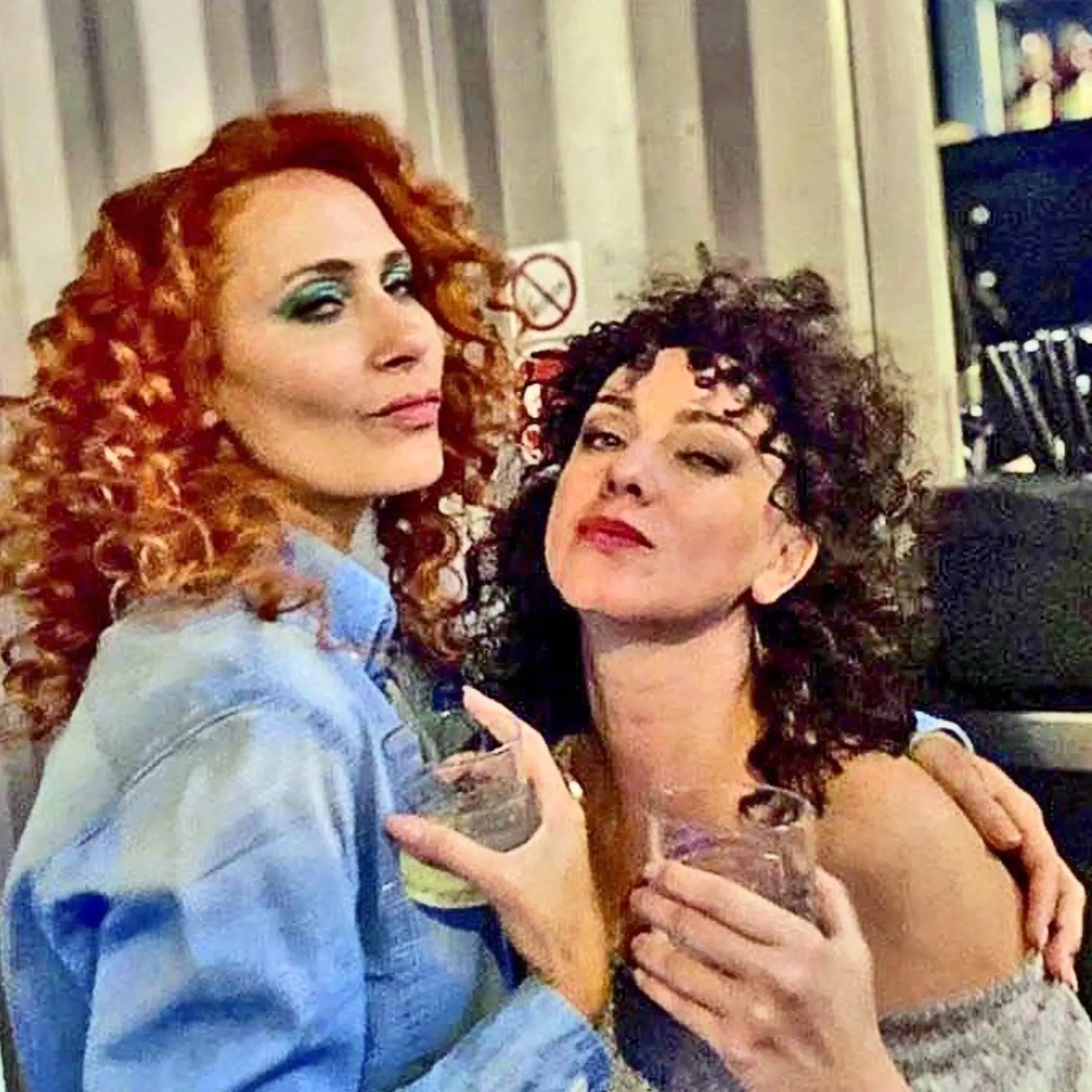 Hilmerová ohurovala čiernou kučeravou parochňou v spoločnosti fotografky Jany Keketi.