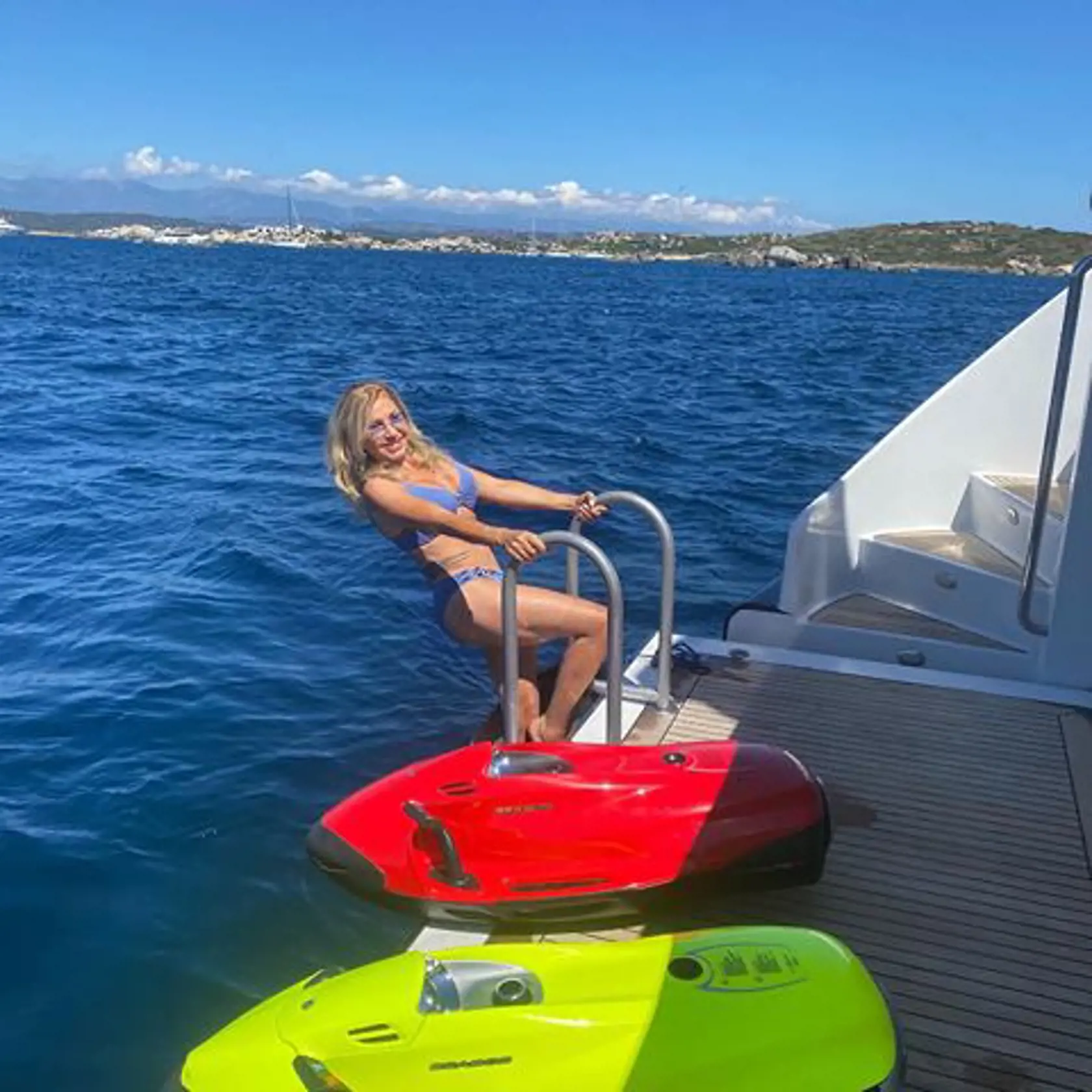 Lepšie nedopadla ani jej autentická fotografia v bikinách, na ktorej je vidieť, že hoc má Carmen na svoj vek skvelú postavu, na niektorých fotografiách to s úpravou a zoštíhlenim poriadne preháňa.