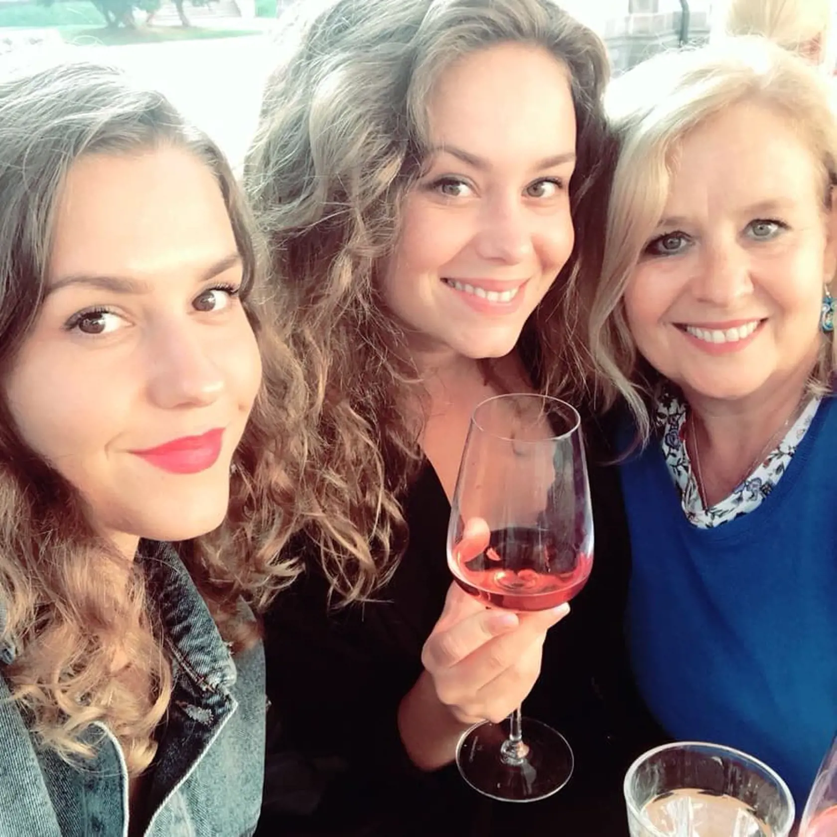 Dominika Kavaschová s mamou a sestrou.