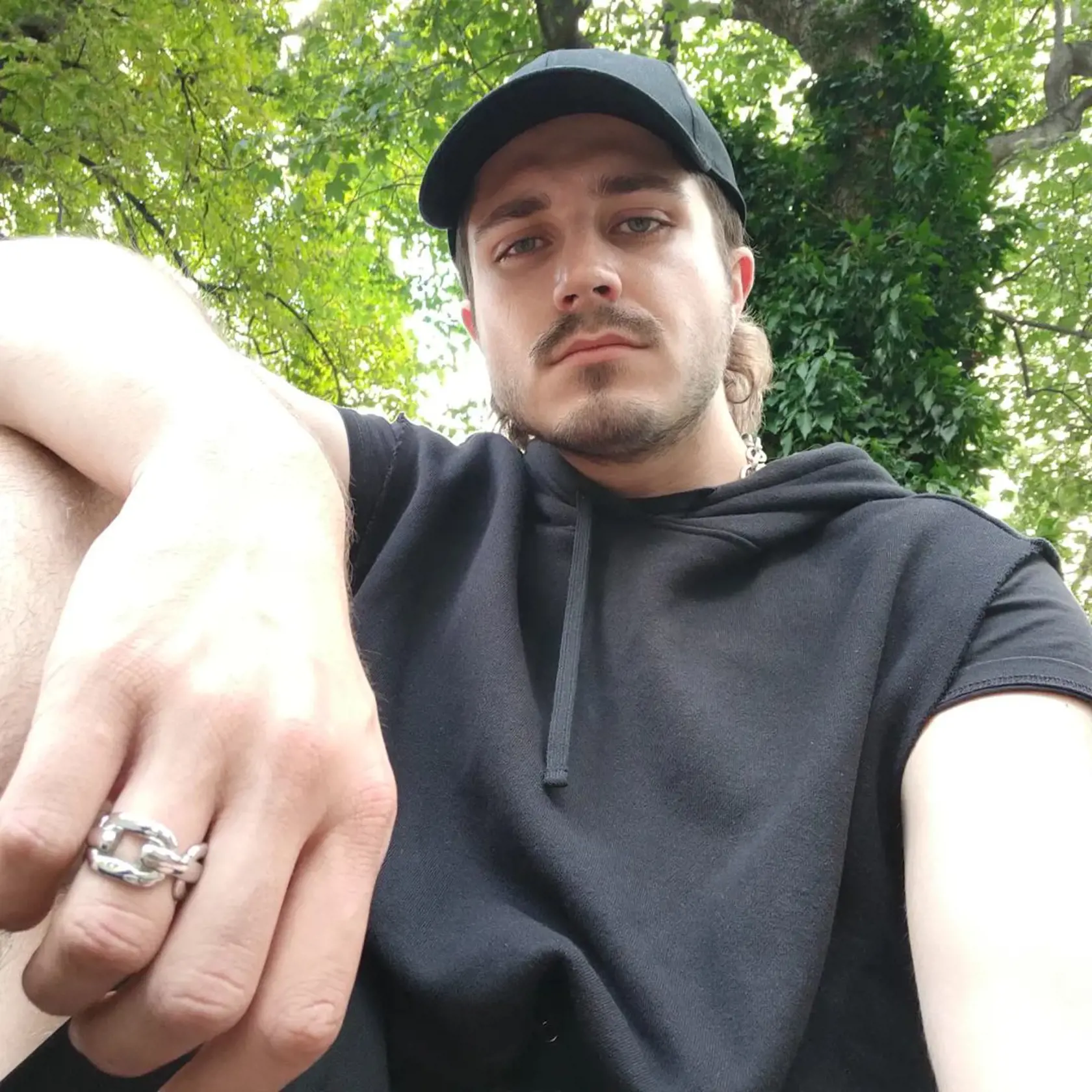 Juraj sa na svojom profile na Instagrame označil ako nebinárny.