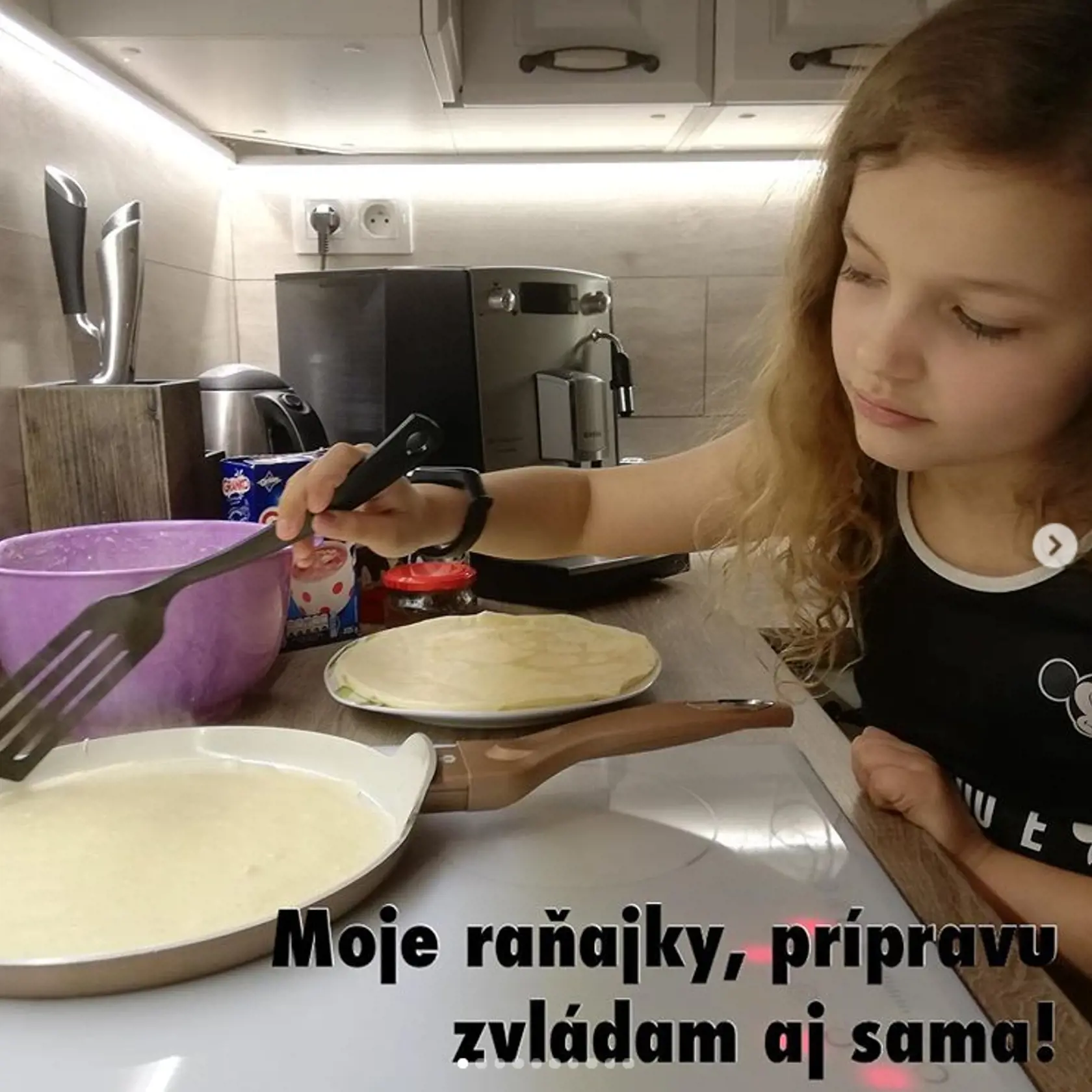 Izi Gavorníková, seriálová Viky, si zvláda spraviť raňajky aj sama.