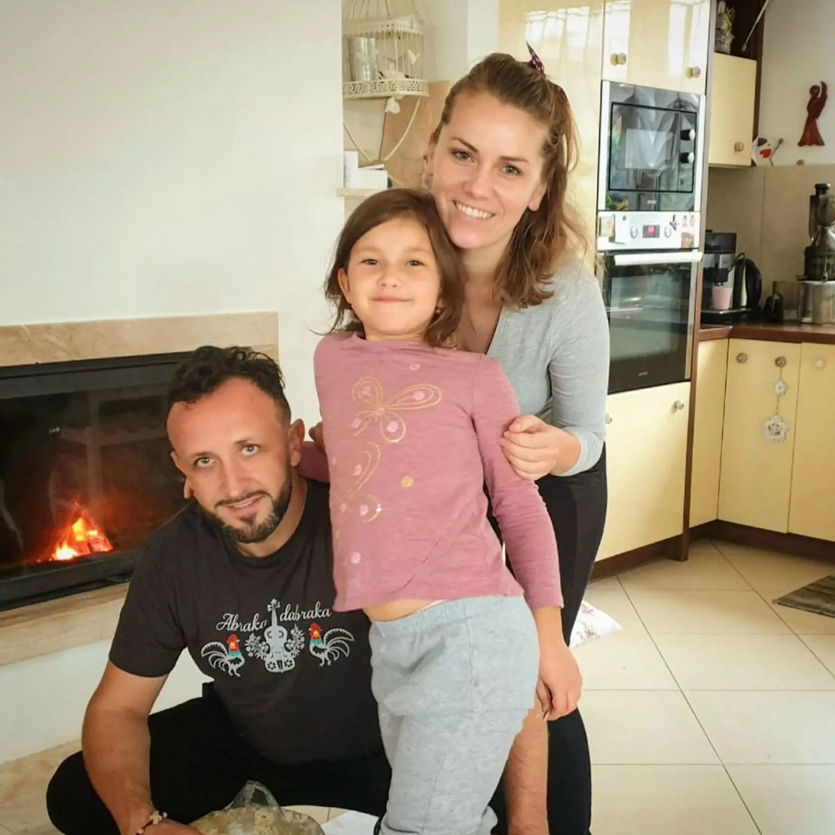 Manželia Kandráčovci s dcérkou Emkou.