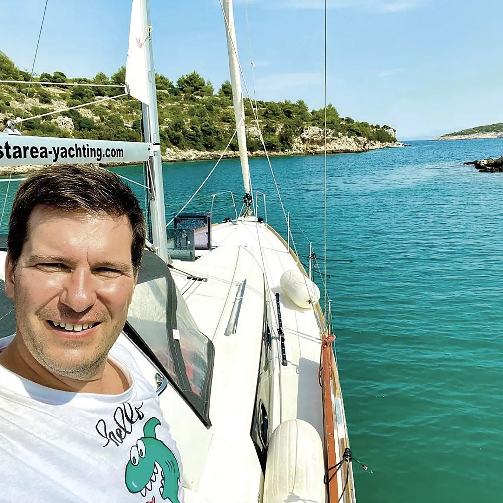 JÚN 2023
Pánska jazda. Hospodárovej priateľ Ľubomír (na fotke) si užil pred pár dňami regatu s hercami Danom Danglom a Romanom Pomajbom.