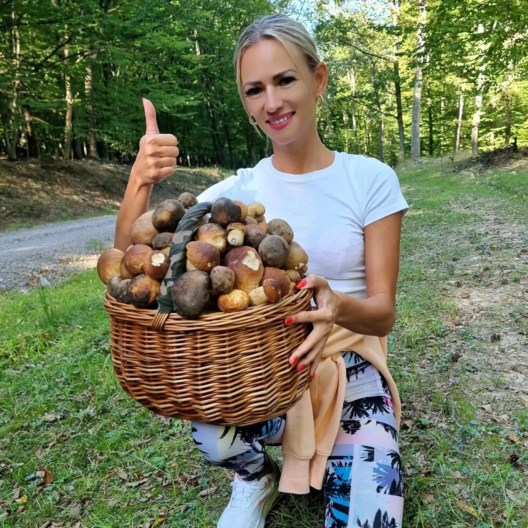 Mirka sa teší zo svojich úlovkov.