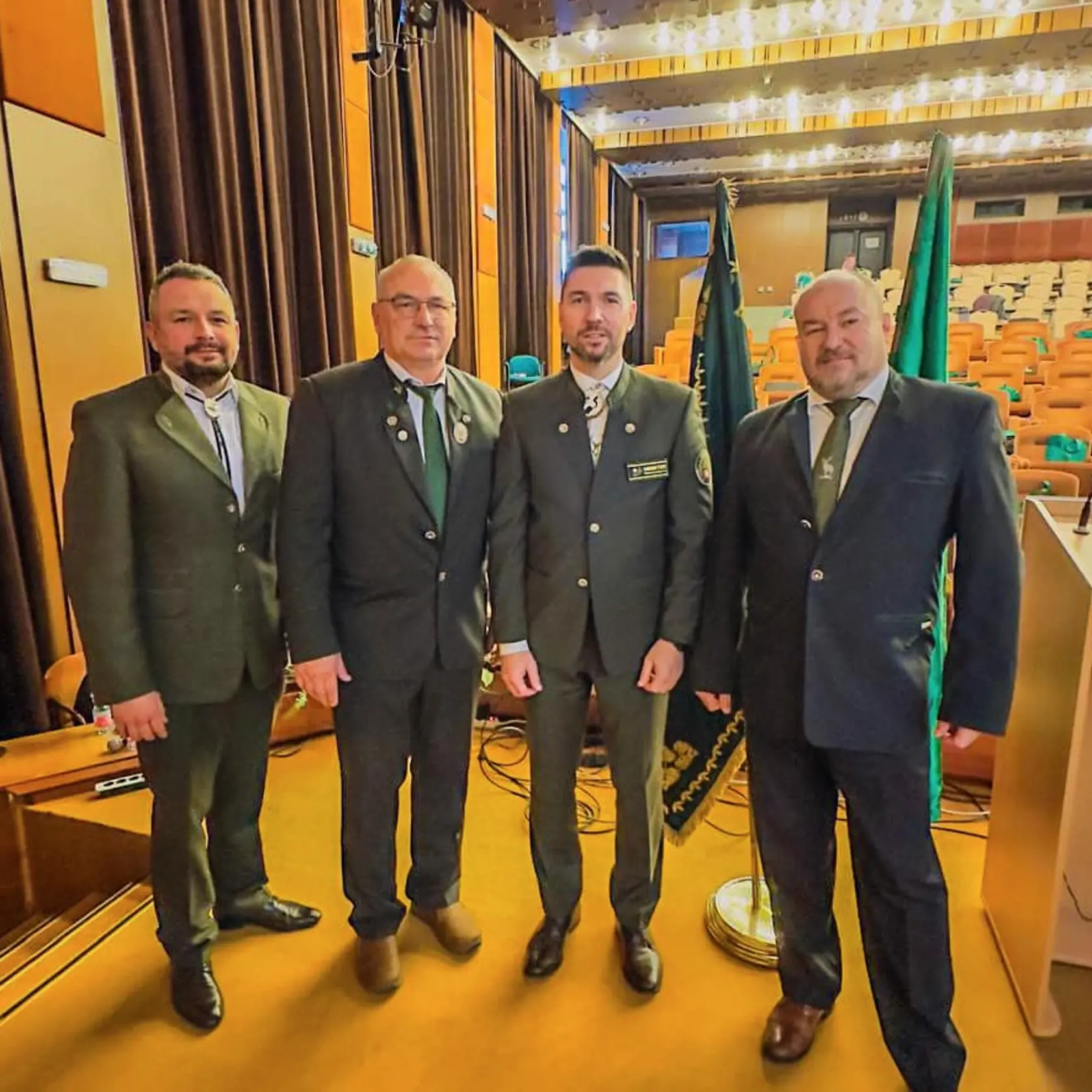 Nevšedný program mal aj minister pôdohospodárstva Richard Takáč (Smer). Na tretom výročnom sneme Slovenskej poľovníckej komory v Nitre sa zúčastnil aj voľby jej prezidenta. „Znovuzvolenie Tibora Libockého dokazuje, že ako prezident napĺňa svoje poslanie. Verím, že dobrá spolupráca s rezortom bude pokračovať. Poľovníctvu zdar!“ napísal po sneme agrominister. Na sneme sa ukázal aj nezaradený poslanec Rudolf Huliak.