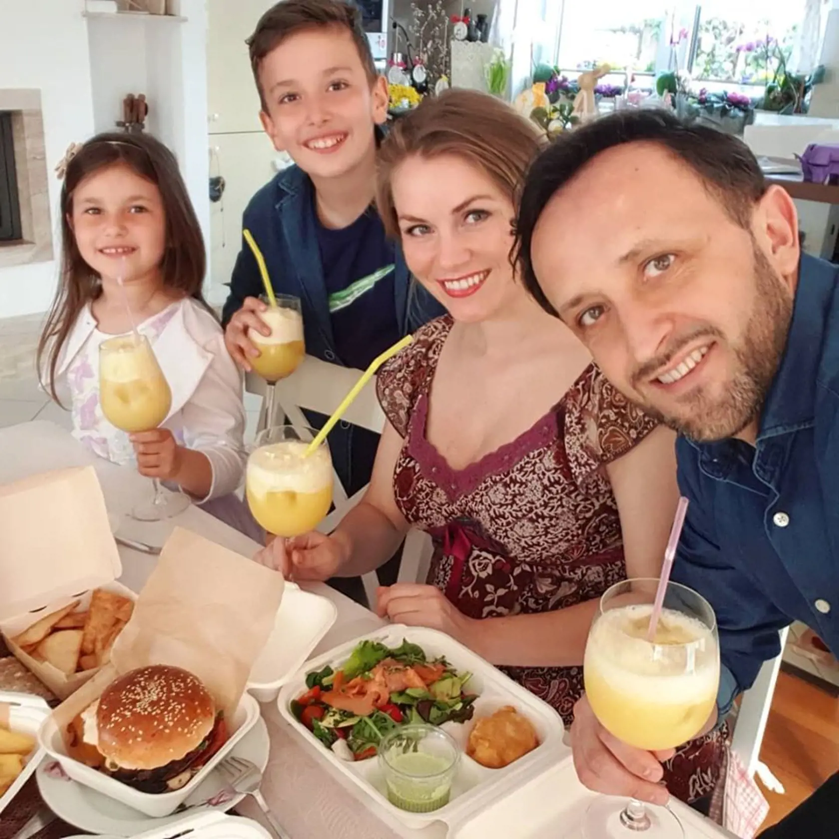 Oslava u Kandráčovcov. Ondrej chcel prekvapiť večerou svojich blízkych, objednal ho z donášky.