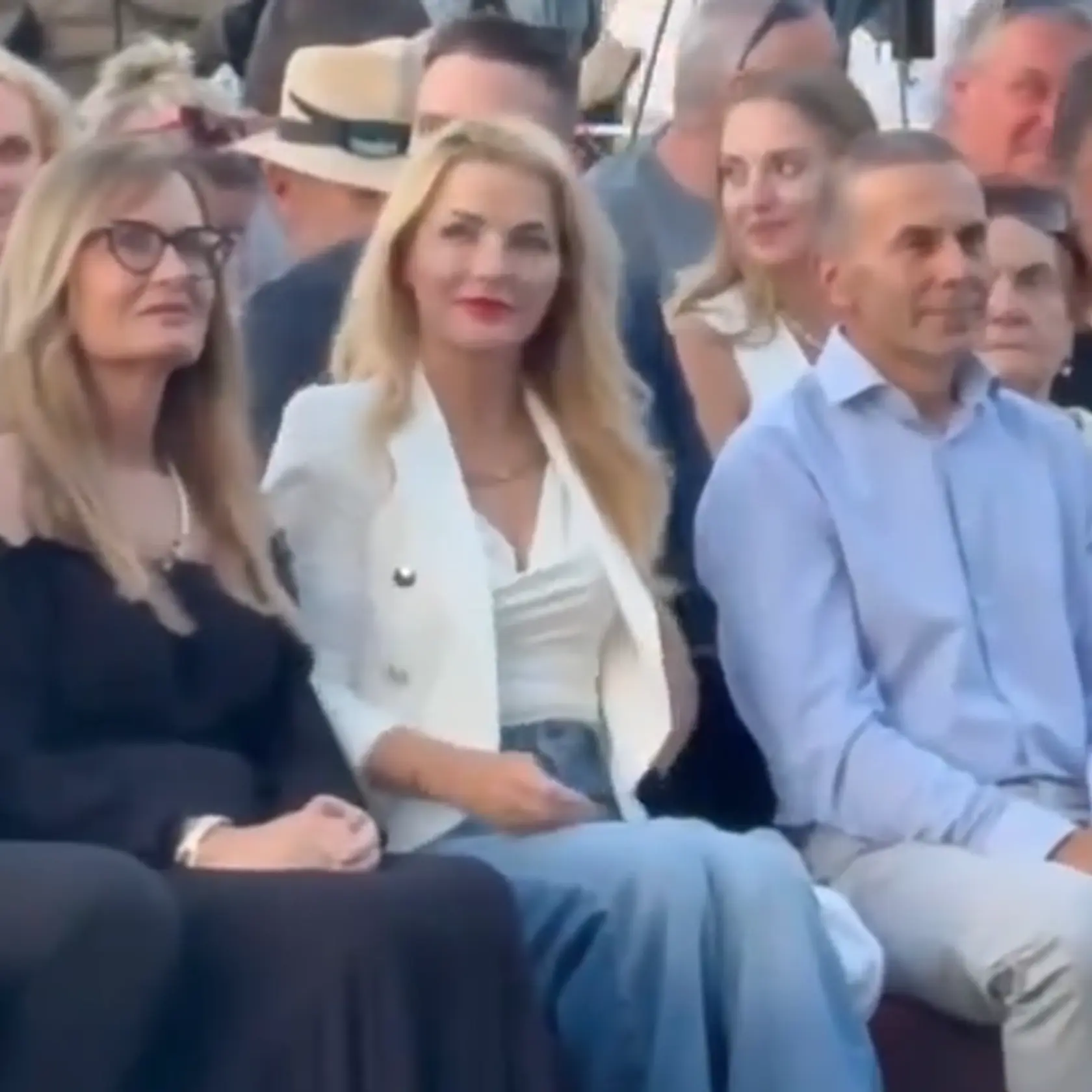 Ministerka Šimkovičová na festivale vo Východnej. Vybrala si biely top s modrými džínsami.