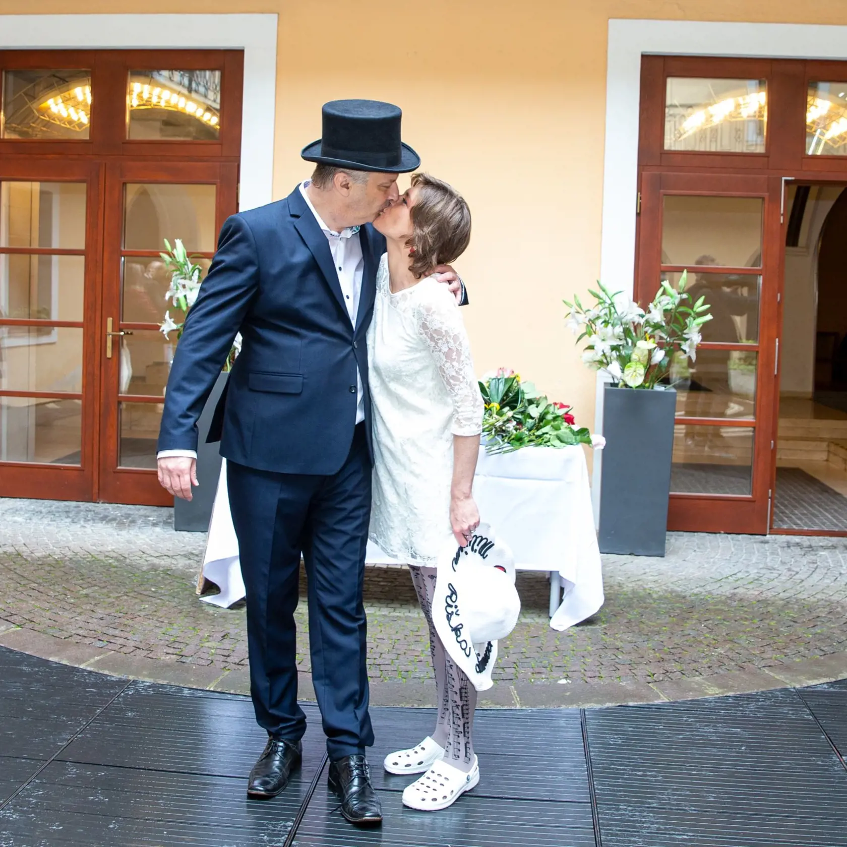 15. máj 2021: Katarína Feldeková a Richard Šimurka počas ich svadby. Nevesta zvolila namiesto svadobných šiat covid skafander. Z neho sa potom vyzliekla do krátkych čipkovaných šiat s kroksami.