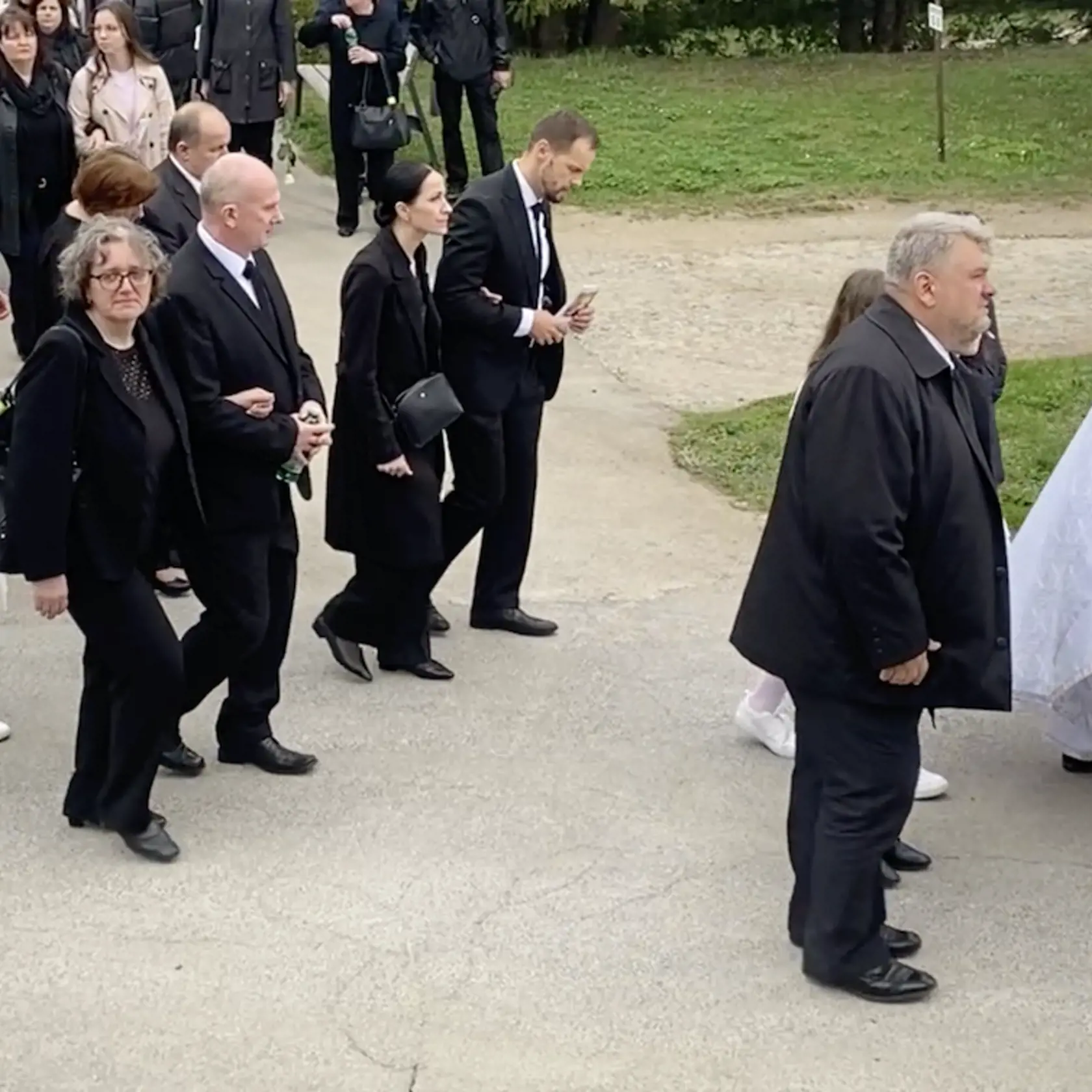 Príbuzní obetí tragickej nehody pri Spišskom Podhradí 6. 4. 2024 šli v smútočnom sprievode za zástupom kňazov a cirkevných hodnostárov.