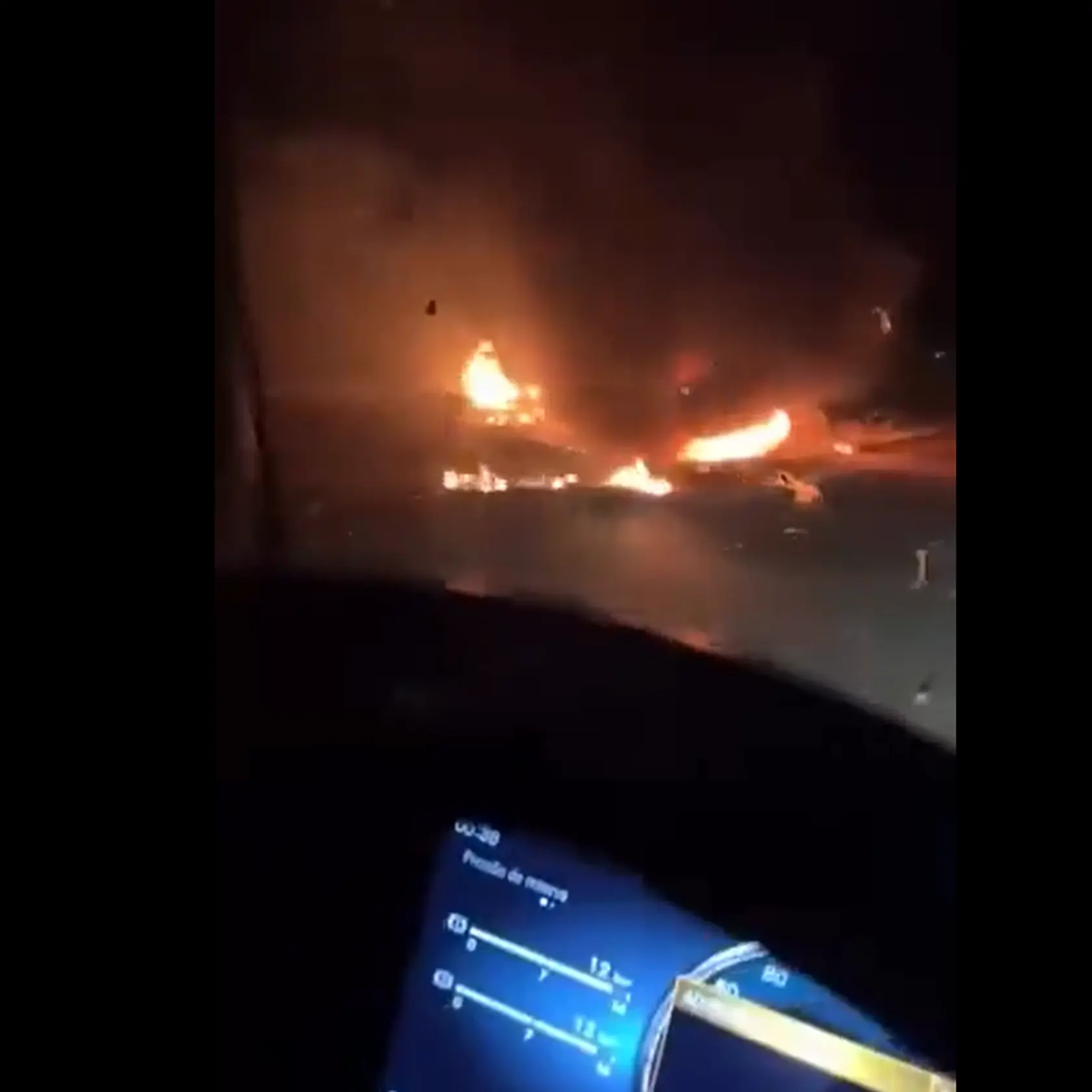 Z nočných záberov na horiace Jotovo auto sa tisnú slzy do očí.