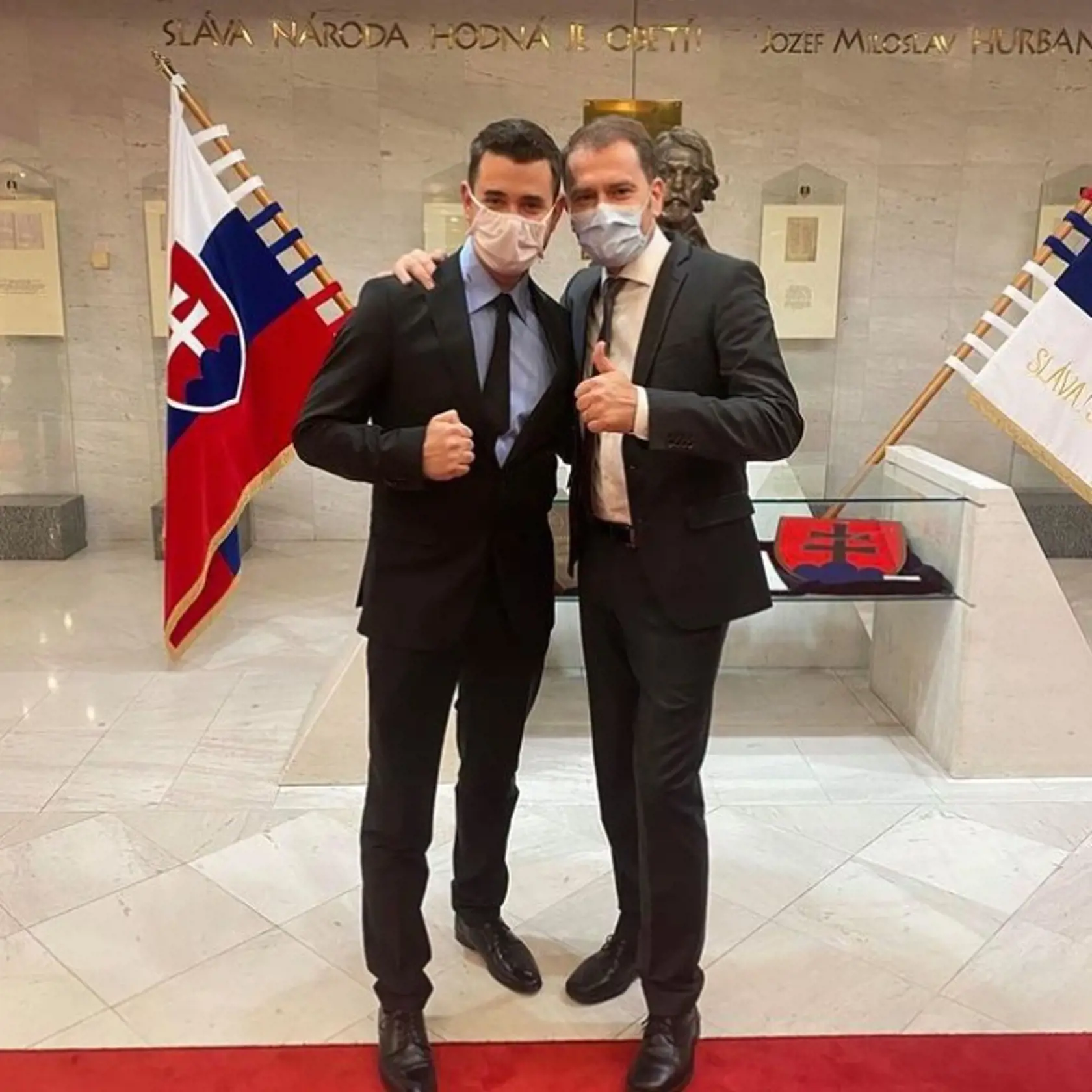 Poslanec za OĽaNO Erik Ňarjaš so straníckym šéfom a podľa neho najlepším premiérom Igorom Matovičom.