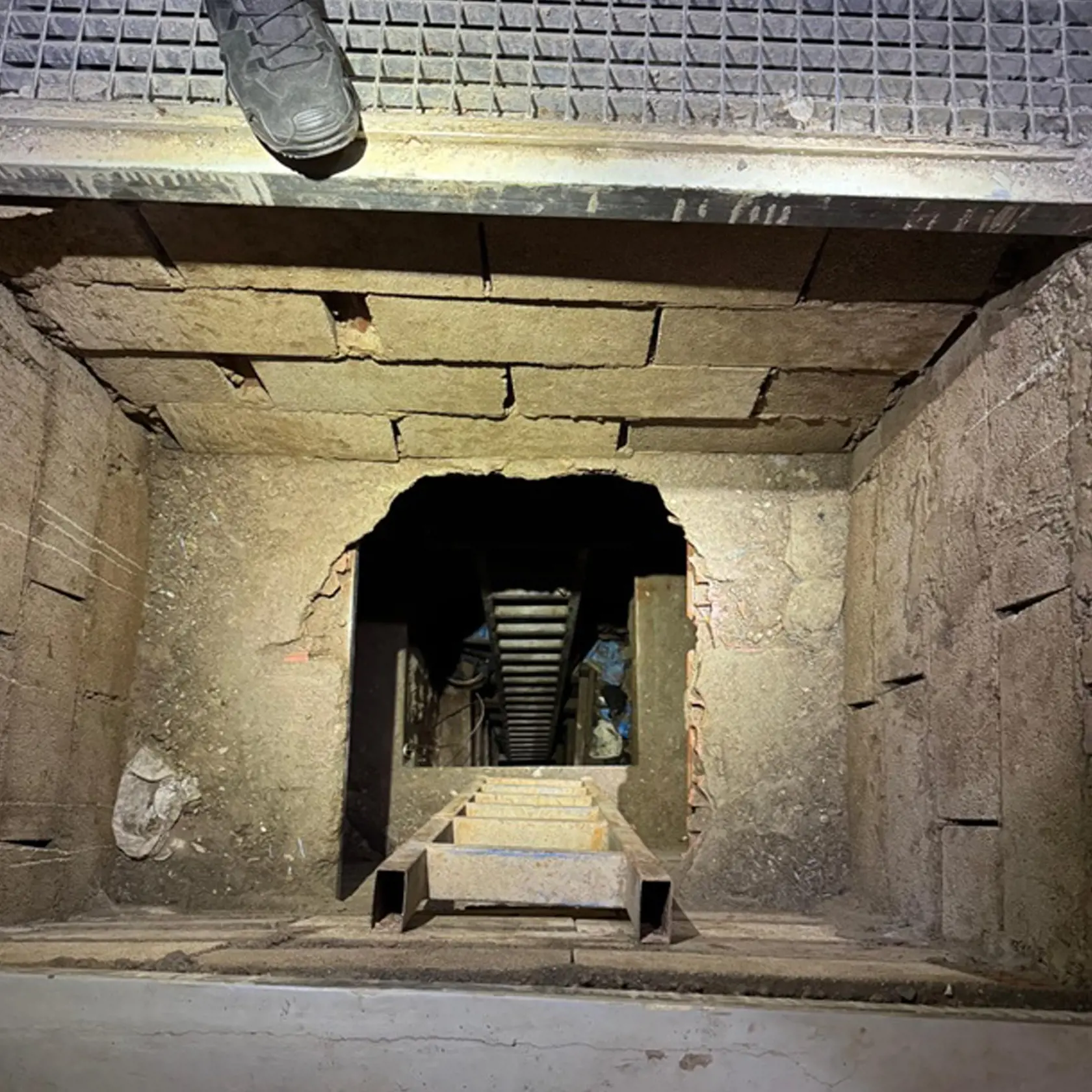 KK32 Ceuta - Na snímke tunel na pašovanie drog vedúceho z Maroka na územie španielskej enklávy Ceute vo štvrtok 20. februára 2025. Španielska polícia v stredu oznámila objav tunela vedúceho z Maroka na územie španielskej enklávy Ceuta. Objav bol súčasťou operácie zameranej na pašerákov hašiša. Tunel dlhý niekoľko desiatok metrov vedúci v hĺbke 12 metrov polícia odhalila počas prehľadávania skladu v priemyselnej zóne Ceuta, ktorá je malou španielskou enklávou na území Maroka.