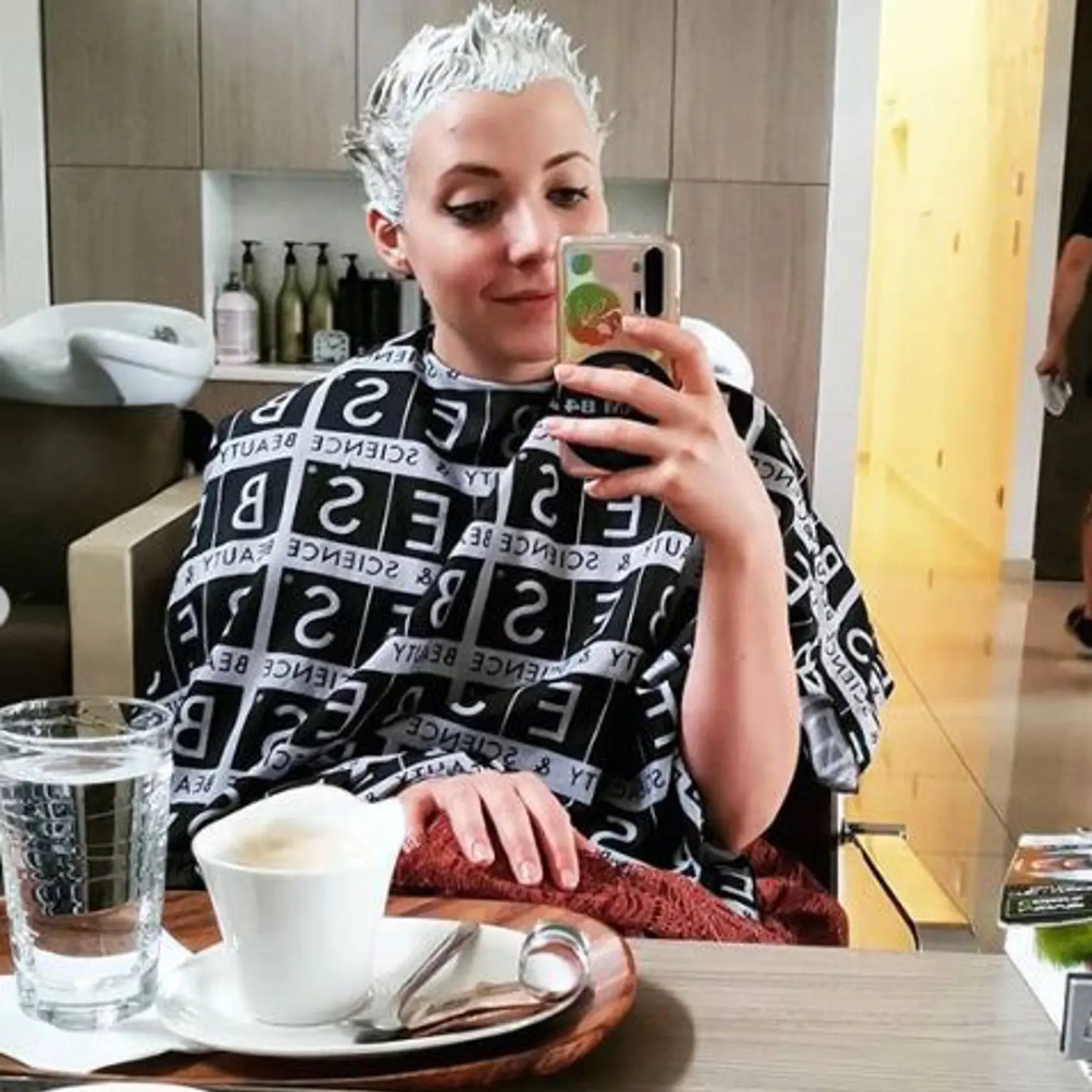Anička si bola dať odfarbiť vlasy.
