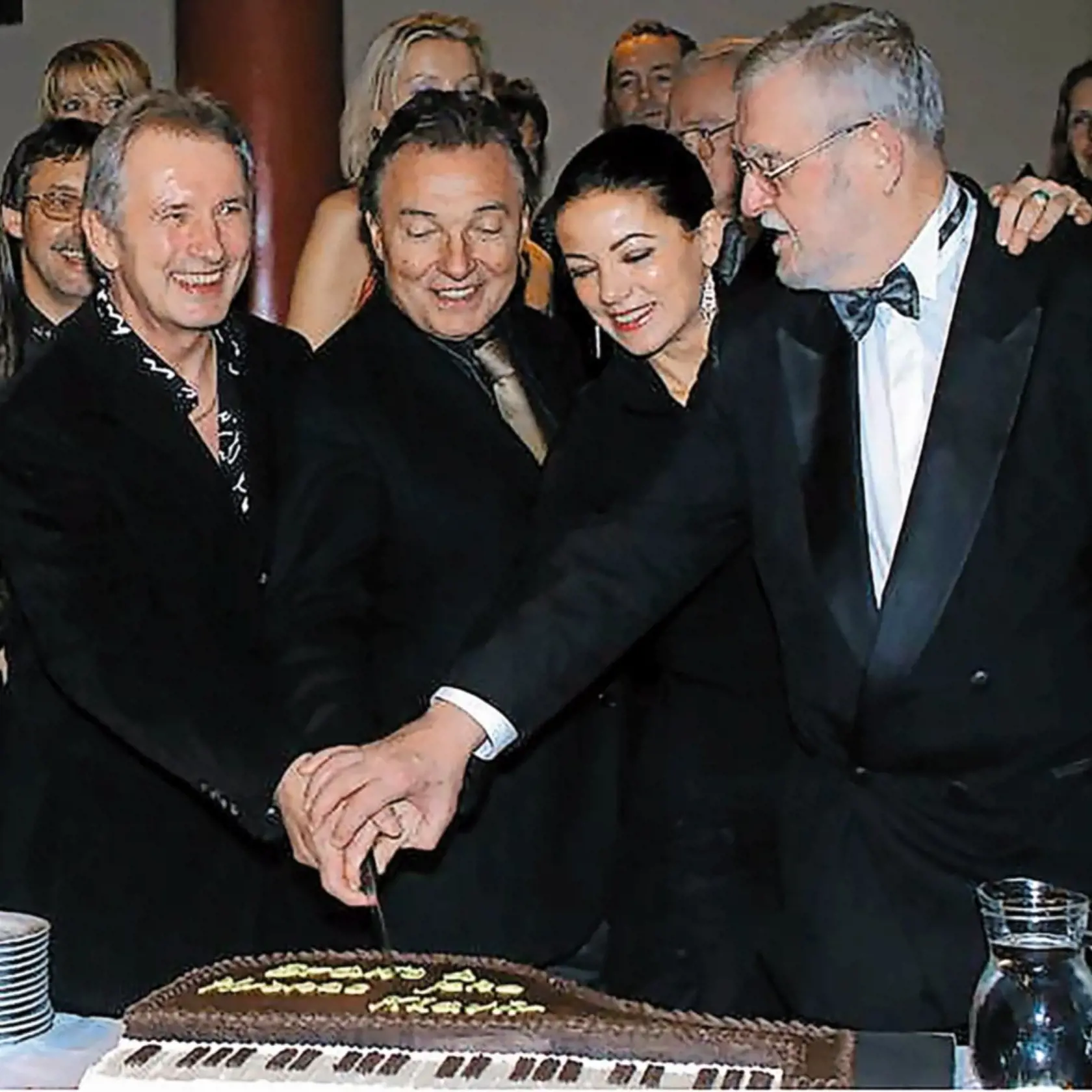 CELOŽIVOTNÍ PRIATELIA
Zľava Braňo Hronec, Karel Gott, Judy Vargová a Ľubomír Feldek.