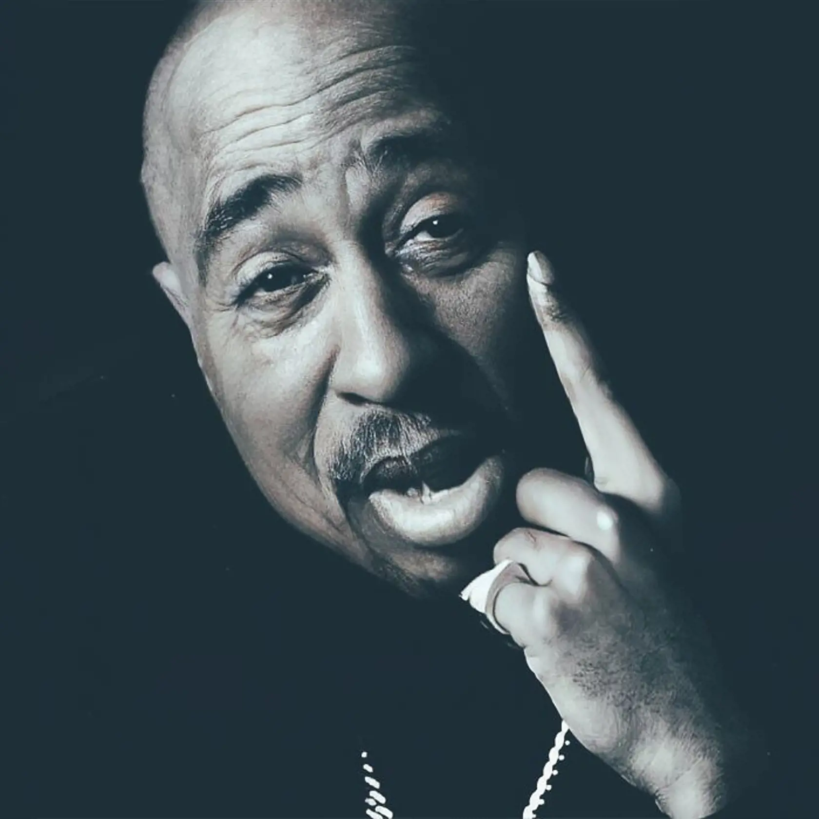 Amerického rapera Tupaca Shakura zastrelili v Las Vegas vo veku 25 rokov. Keby sa tragédia nebola stala, dnes by vyzeral takto.