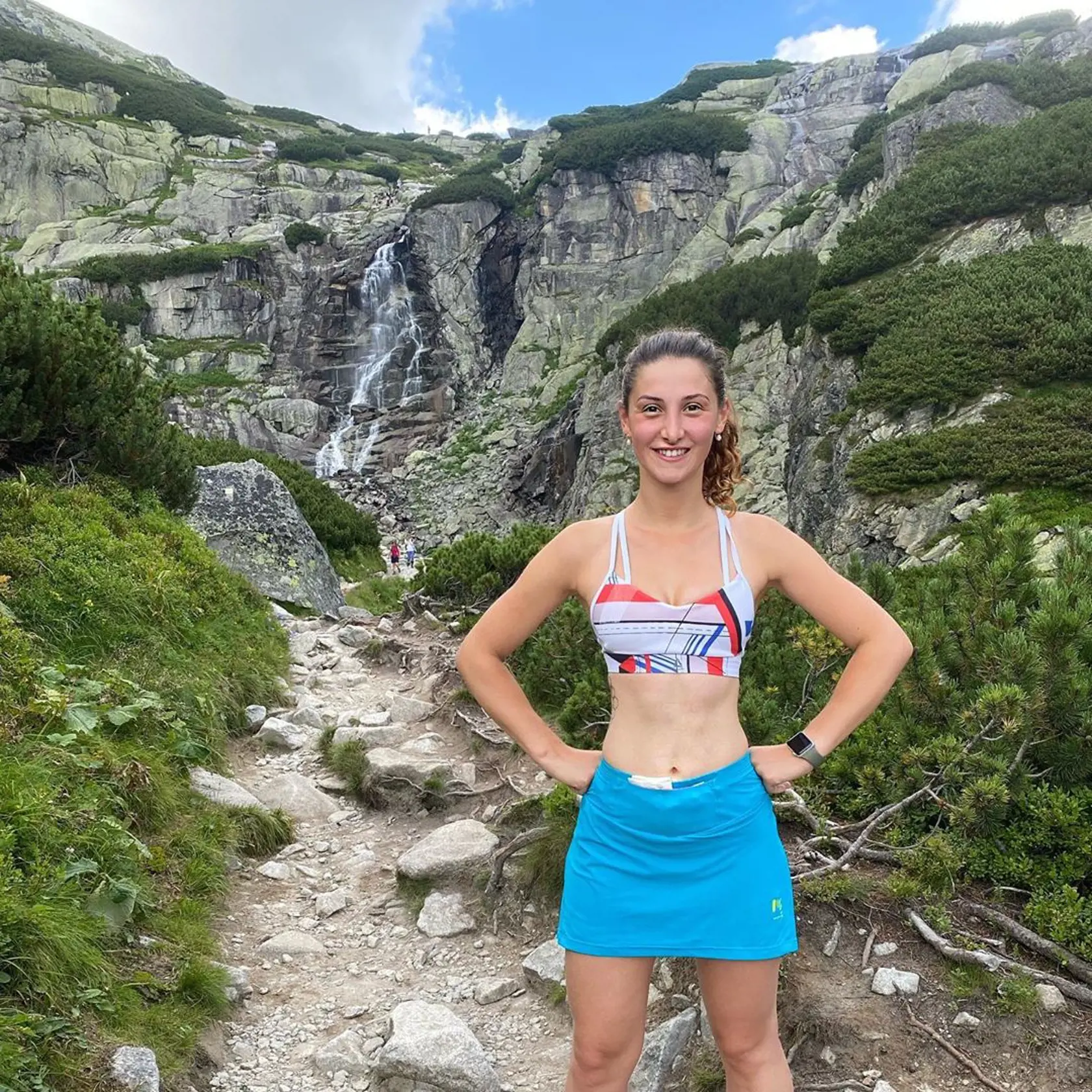 Kristína má veľmi štíhlu postavu.