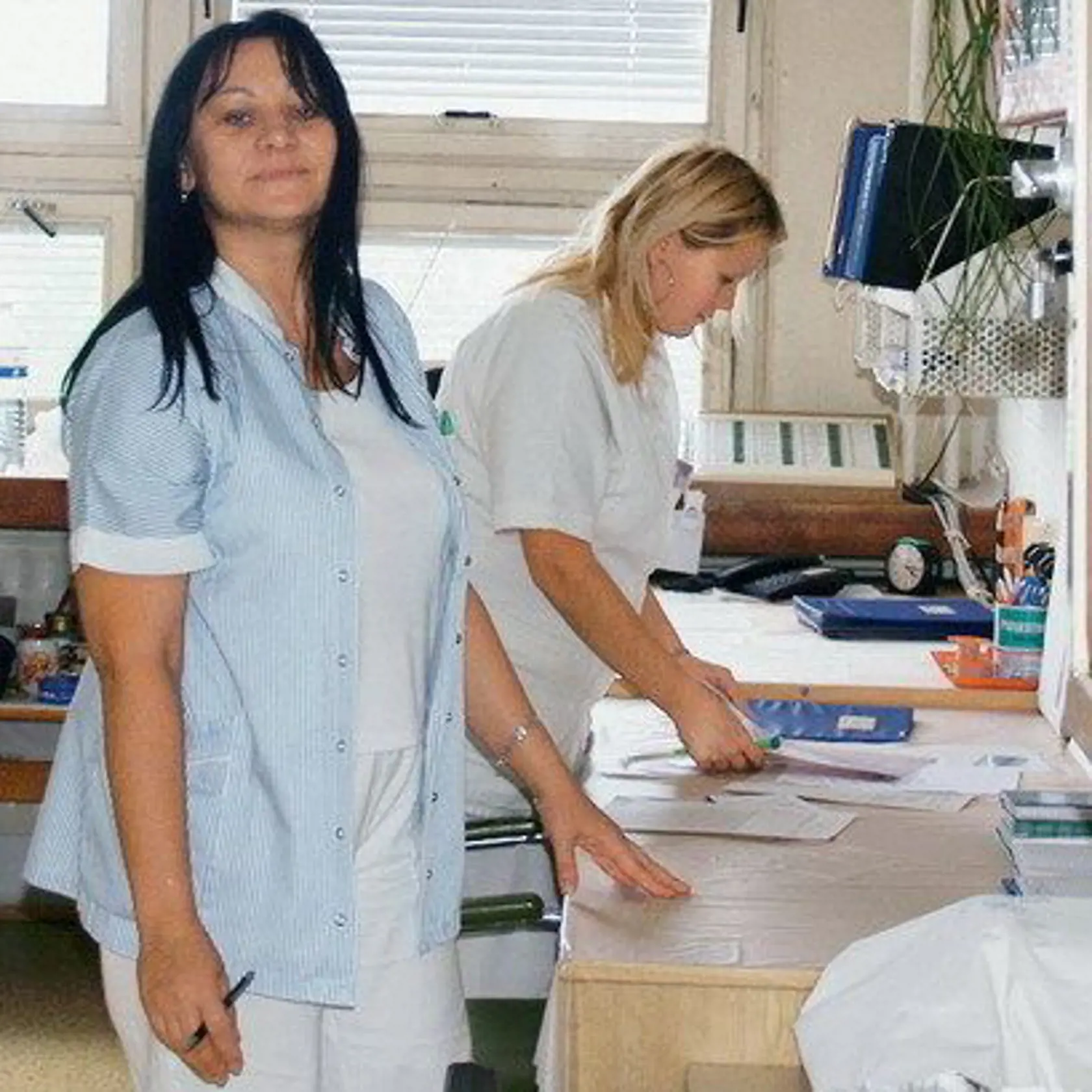 Mnohé sestry a pôrodné asistentky podľa SKSaPA uvádzajú, že im bola po zdanení vyplatená odmena vo výške približne 240 eur, v niektorých prípadoch v nižšej sume či zdaňovaná dvakrát.
"Horšia situácia je v niektorých súkromných ambulanciách a v ústavných zdravotníckych zariadeniach, kde dostali sestry po zdanení odmenu vo výške 100 až 160 eur," spresnil Kober.