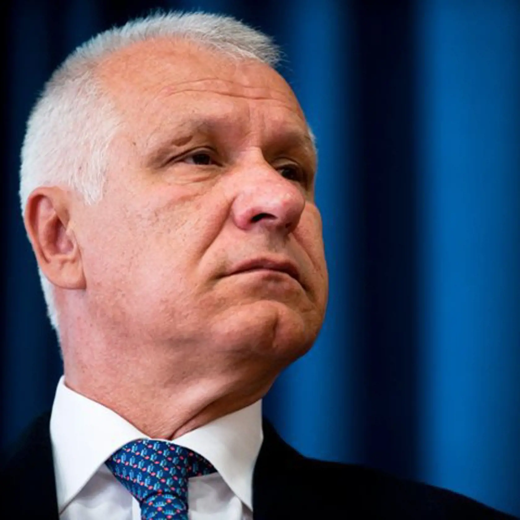 „Len z médií som počul túto informáciu. Keď to budem počuť priamo, tak sa k tomu vyjadrím,“ reagoval na našu otázku poslanec Dušan Galis (Smer-SD). Podľa jeho slov nikto o tom nehovoril v Smere a nepočul to konkrétne ani z úst Roberta Fica na vedení strany.