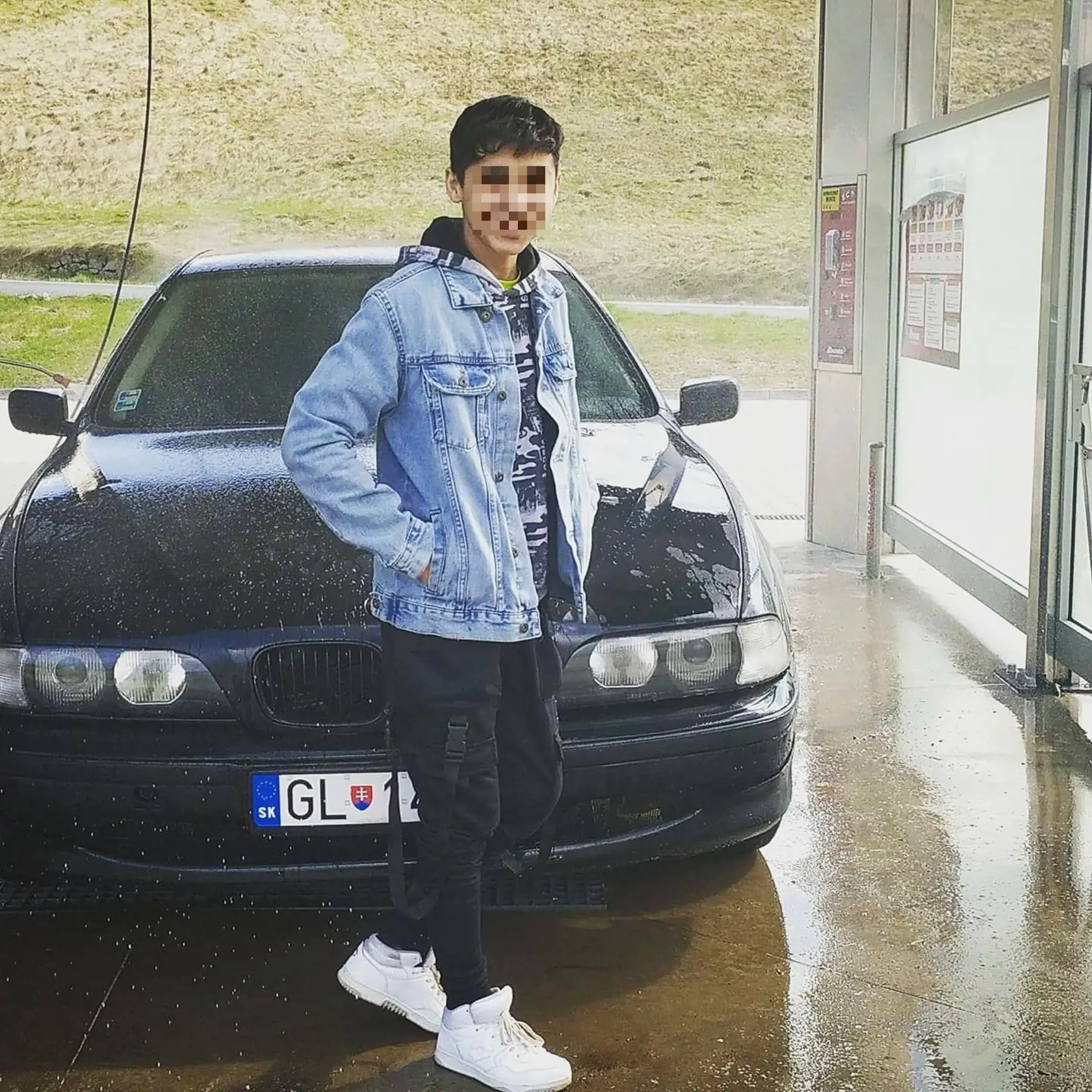 Chlapec sa často fotografoval aj na umývarke áut.