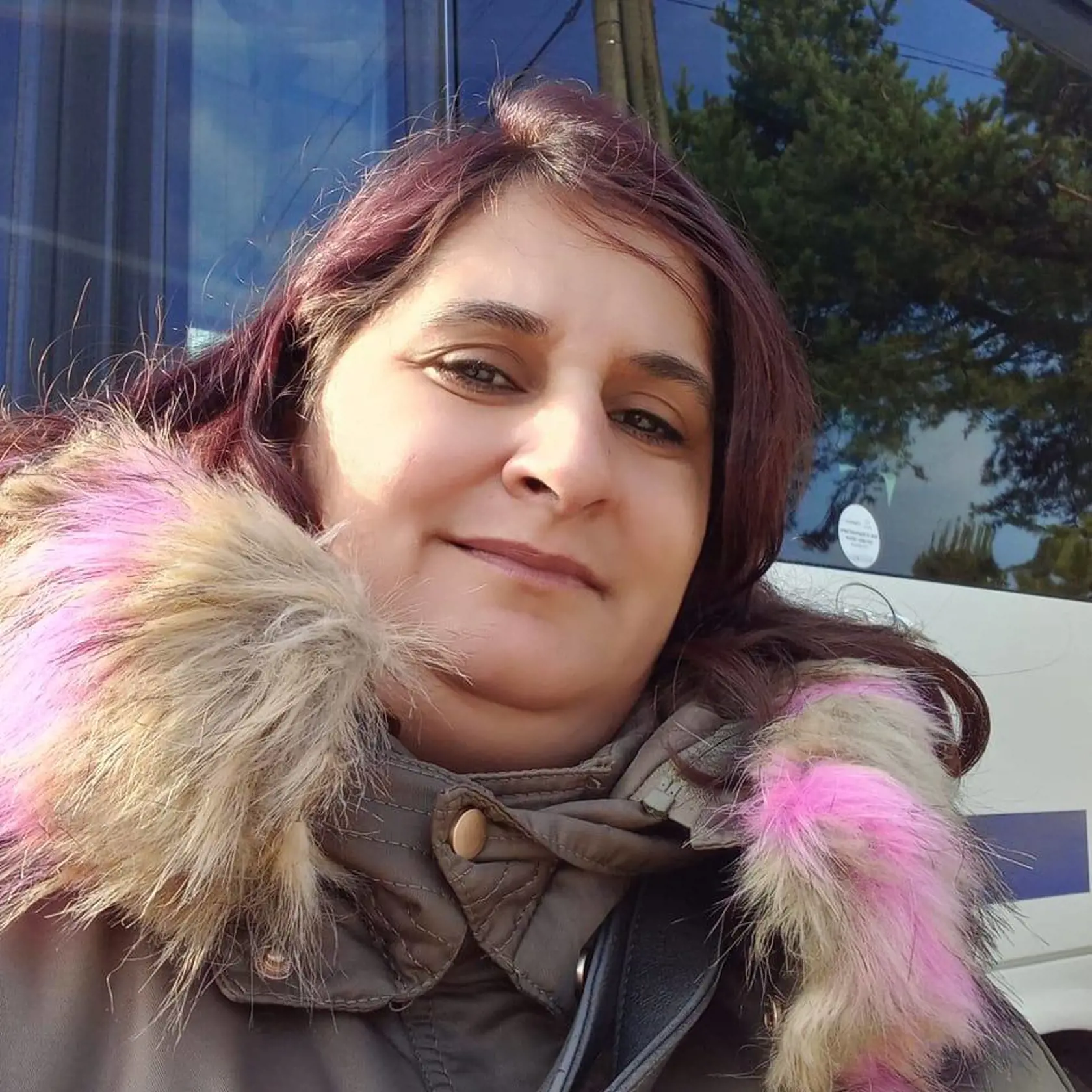 Matka Tamara trvá na tom, že chlapec trpí migrénami, je možné, že bol šikanovaný, Jedna z učiteliek vníma tieto slová ženy len ako obhajobu syna.