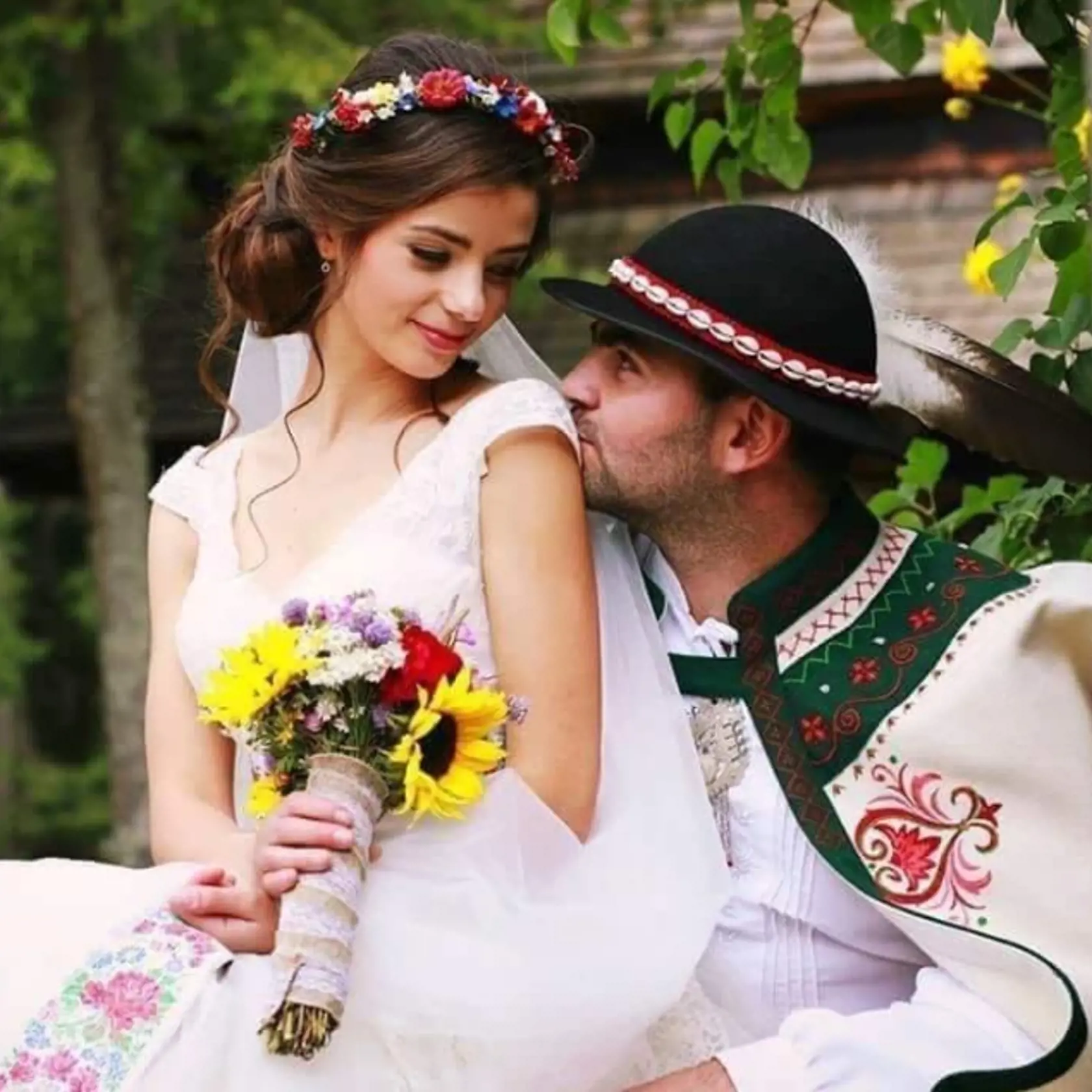 Hoci sa o máji hovorí ako o mesiaci lásky, o májových svadbách sa zvykne vravieť, že sú nešťastné a dlho nevydržia. Tí, ktorí sa sobášili v tomto mesiaci, nesúhlasia s danou poverou. Hoci priznávajú, že poznajú aj také májové páry, ktoré sa rozviedli.