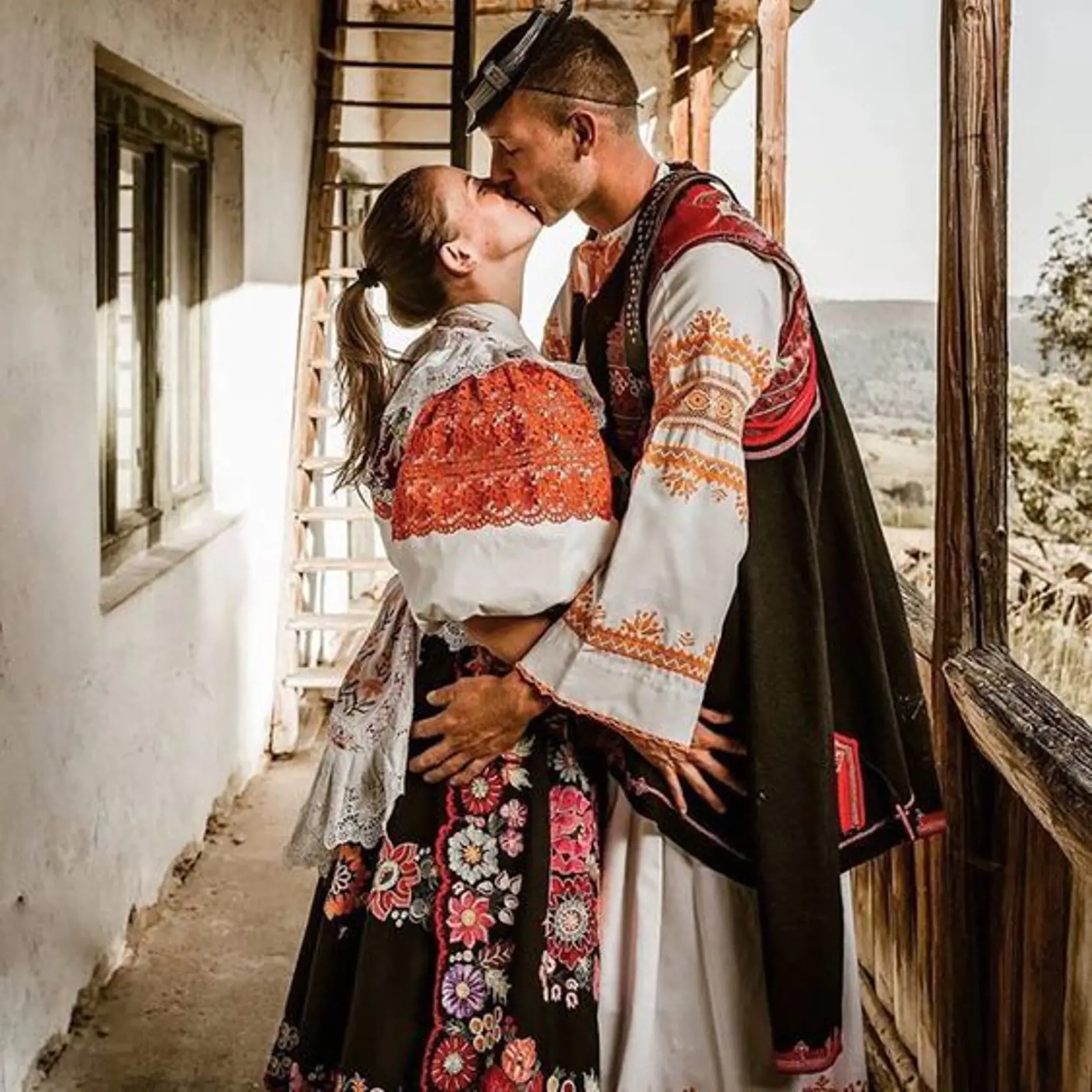 Mnohí snúbenci kvôli opatreniam odsúvali dátum sobáša, veria však, že sa im to teraz podarí. Neodrádza ich ani povera, že sú nešťastné a dlho nevydržia. Túžba po najkrajšom dni je predsa len silnejšia