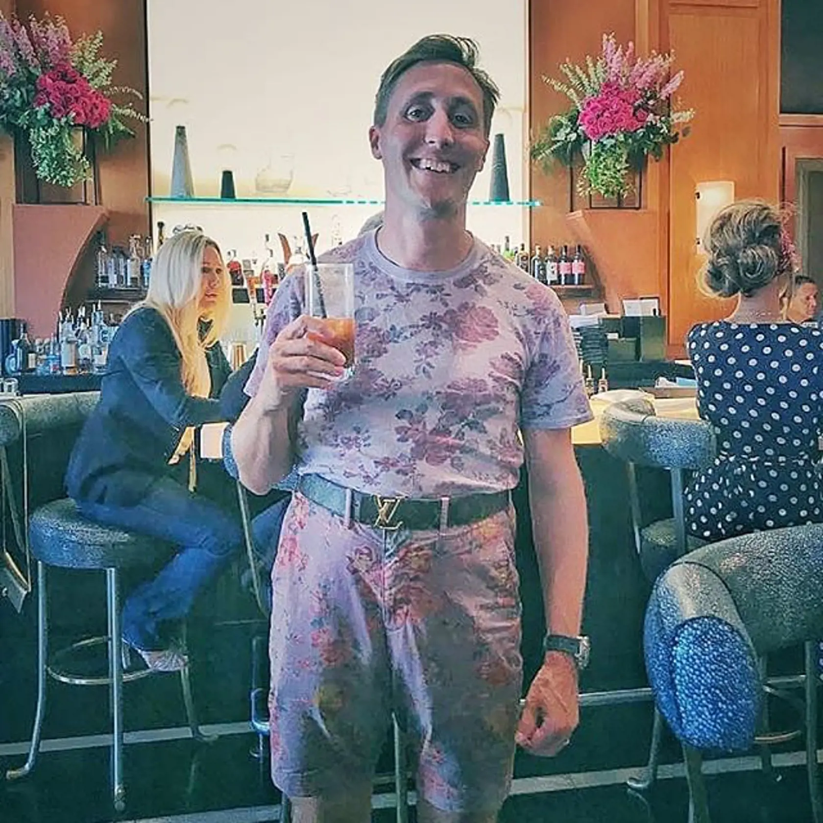 Sajfa a jeho kvietkovaný outfit. Napísal: "Ja, keď skončí karanténa v roku 2022."