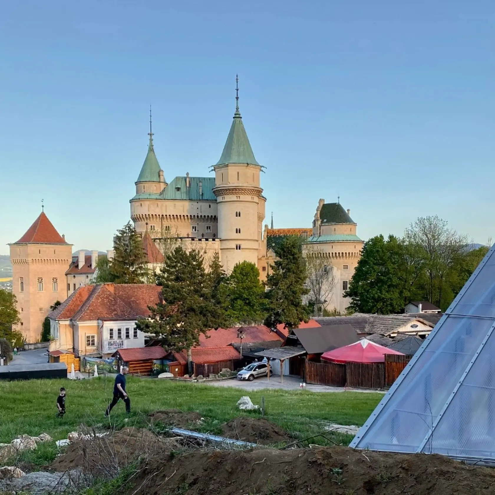 Botany park stojí na kopci nad Bojnickým zámkom.