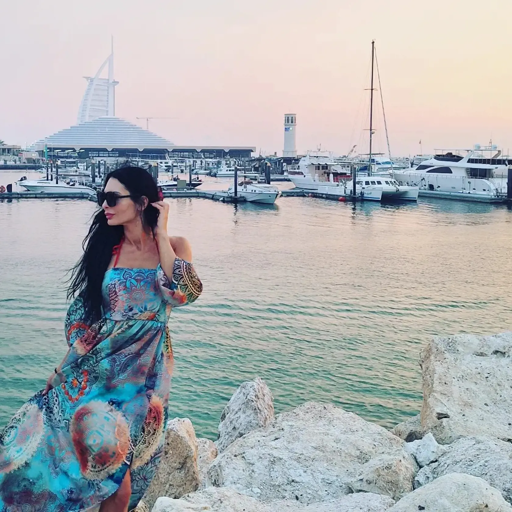 Sexi mamina Mirka Jakubisová sa aktuálne pochválila fotkami z exotického Dubaja, kde odletela spolu so synom Markusom (3), dvomi dcérami z predchádzajúceho vzťahu, a spoločnosť im robil aj predseda parlamentu Kollár.