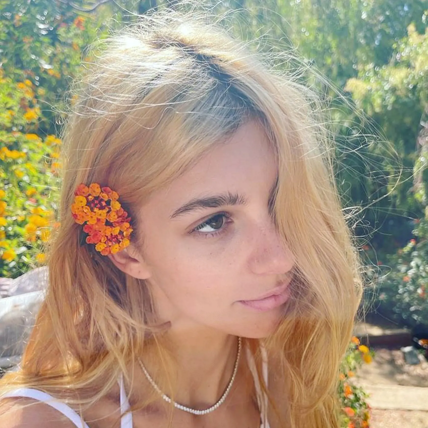 Camila skúsila aj blond farbu vlasov.