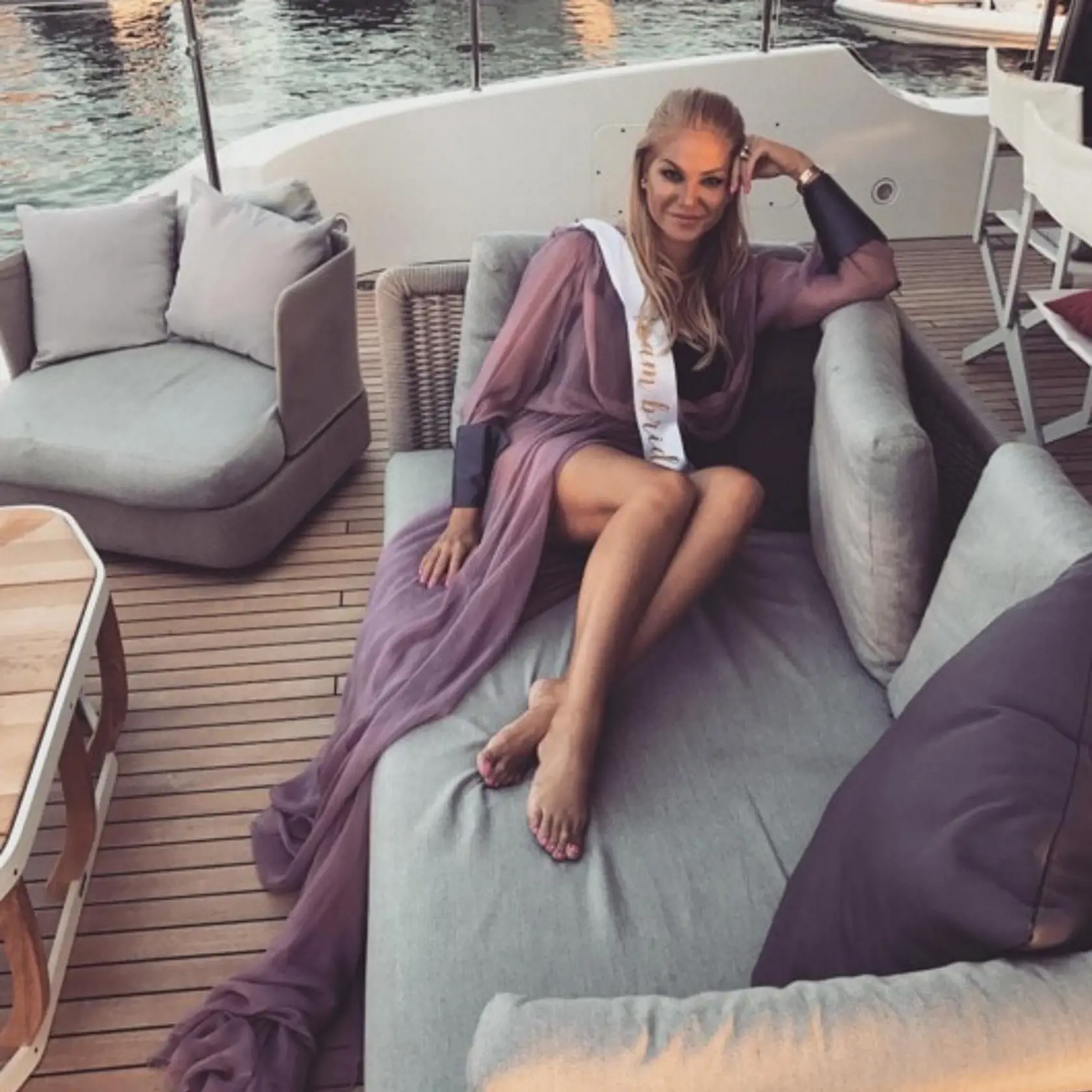 Celebritná dermatologička Alena Pallová niekoľkokrát za deň uverejní na sociálnej sieti množstvo fotiek. Či už z luxusnej dovolenky, dobrodružného výletu alebo z estetickej kliniky, kde pracuje a ktorej je majiteľkou. Blondínka sa pravidelne chváli fotkami z Dubaja či iných exotických miest. Niekedy uverejní aj dve lokality za mesiac. Viacerí sa tak pýtajú, ako to vôbec všetko stíha? A hlavne... Musí to stáť poriadny balík peňazí.
