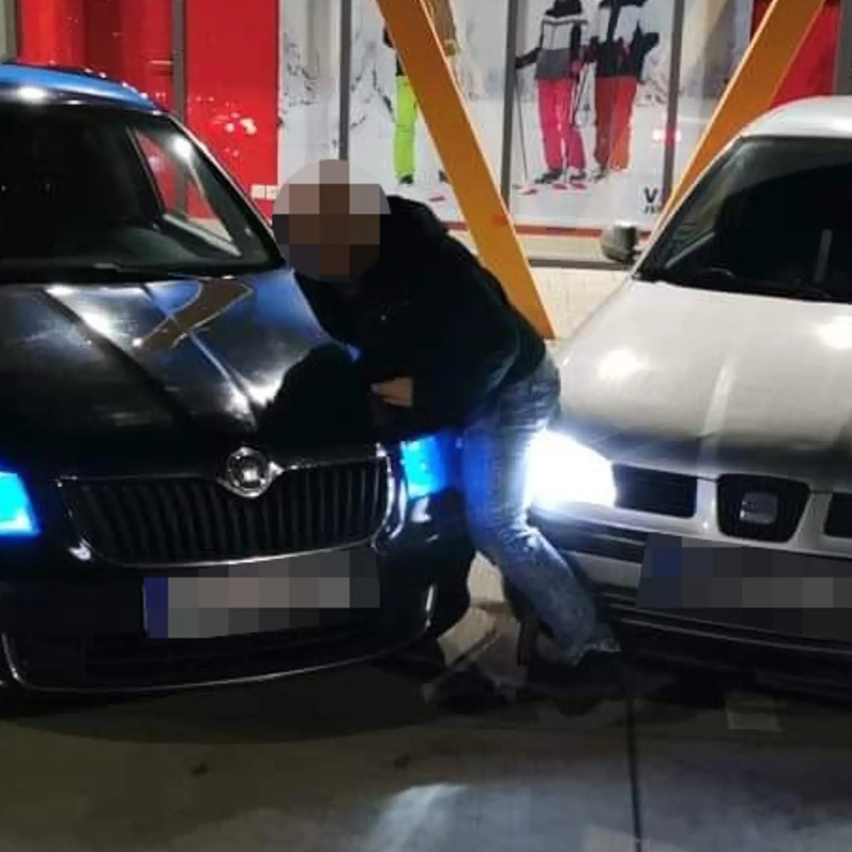 „Z jeho výpovede vyplynulo, že obvinený mal 5. novembra tesne po privezení nebohého poškodeného na obvodné oddelenie kontakt so služobným motorovým vozidlom, pričom obrazový záznam z času prevážania tejto osoby v služobnom motorovom vozidle chýba a teda je daný dôvodný predpoklad, že uvedený záznam mohol byť odstránený, resp. inak vymazaný práve obvineným,“ konštatuje sudca.