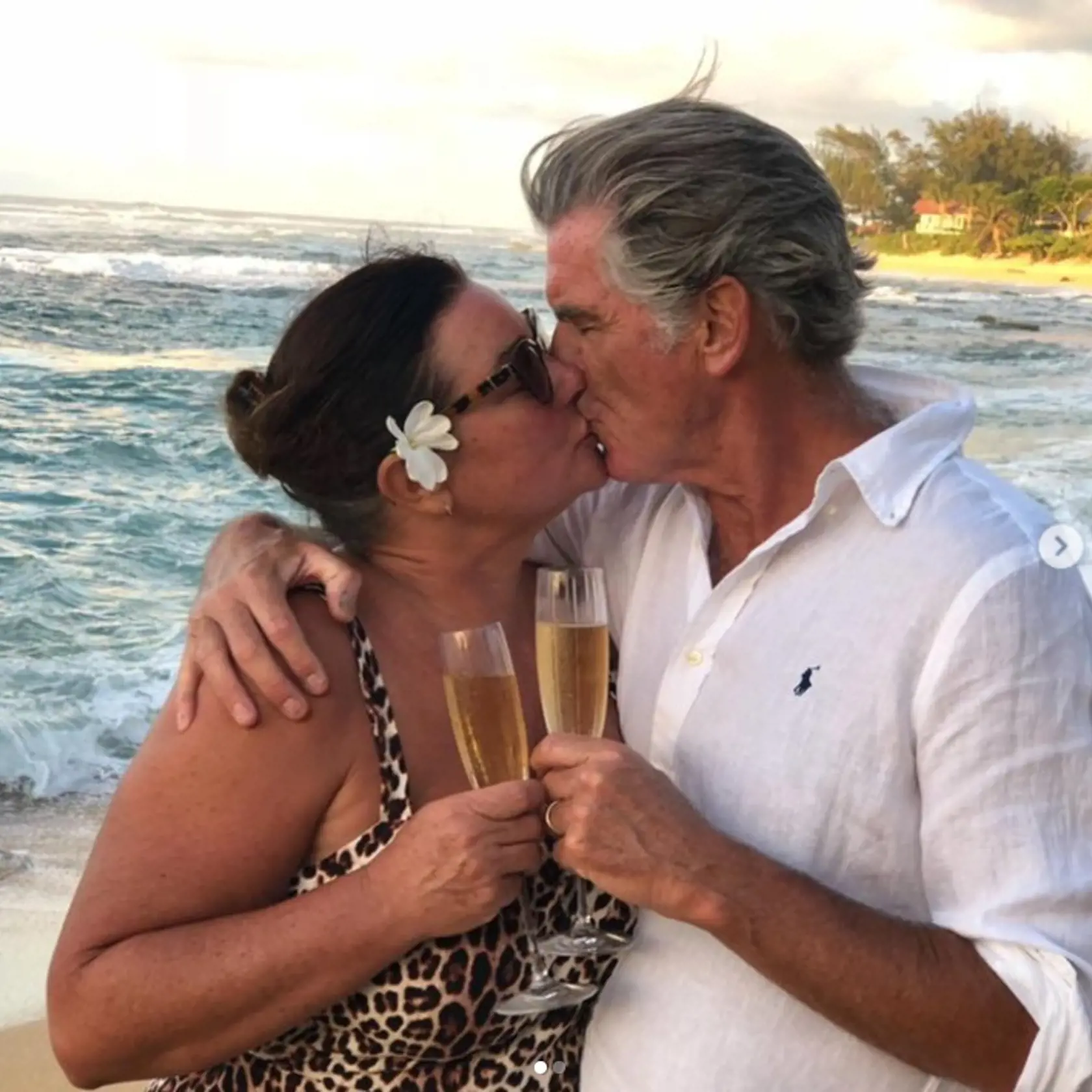 Herec Pierce Brosnan sa s rodinou natrvalo odsťahoval na Havaj, kde si užíva dôchodok s manželkou Keely. Pierce hráva golf, oddychuje na pláži a maľuje.
