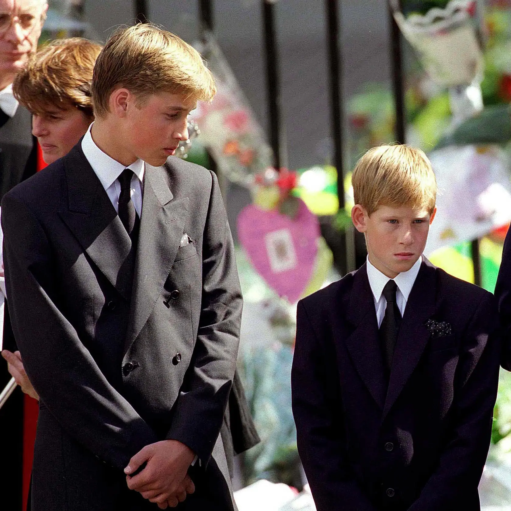 Princ William (vľavo) a princ Harry stáli na pohrebe mamy Diany bok po boku; dedka však na večnosť vyprevadia oddelene.
