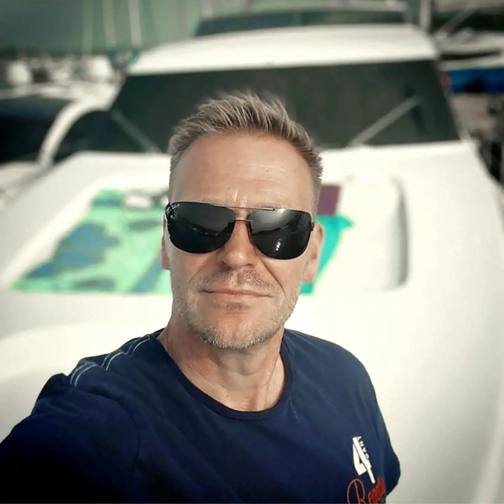 CHCE BYŤ KAPITÁNOM
„Pár dní vypnúť. To potrebujem,“
napísal k fotke z paluby moderátor
Martin Nikodým. Plavil sa po Jadrane
pri meste Vodice. Loď nevlastní
a kapitánske skúšky zatiaľ nemá,
ale chystá sa na ne. „Nepotrebujem
vlastniť niečo, čo dokážem využívať
iba pár dní v roku. Dokonca aj kormidla
som sa dotkol iba symbolicky.
Kapitánske skúšky sa ešte len chystám
urobiť, takže som sa tento rok stal
súčasťou skúsenej posádky, zatiaľ nie
ako kapitán,“ povedal nám Nikodým.