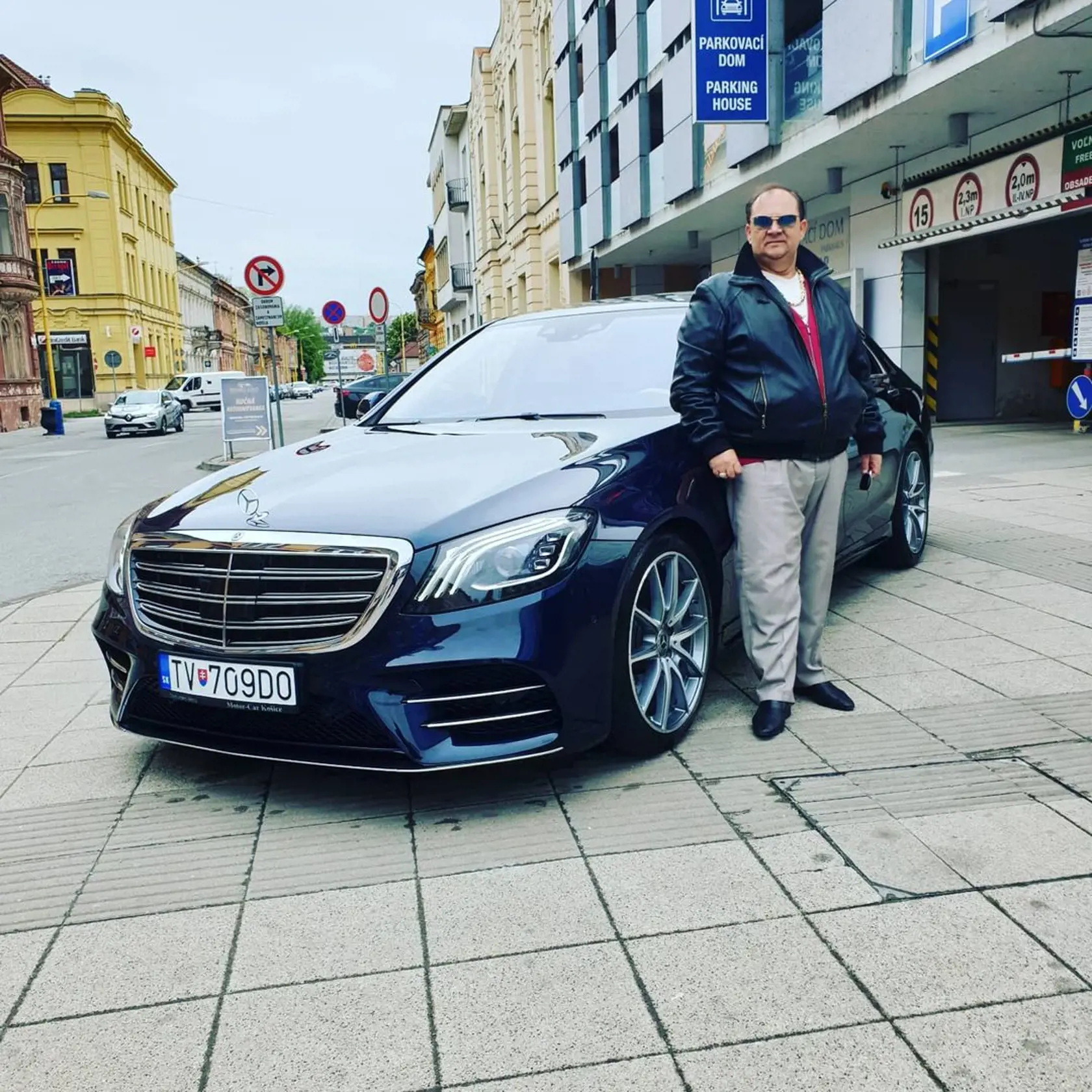 Róbert I miluje luxusné autá.