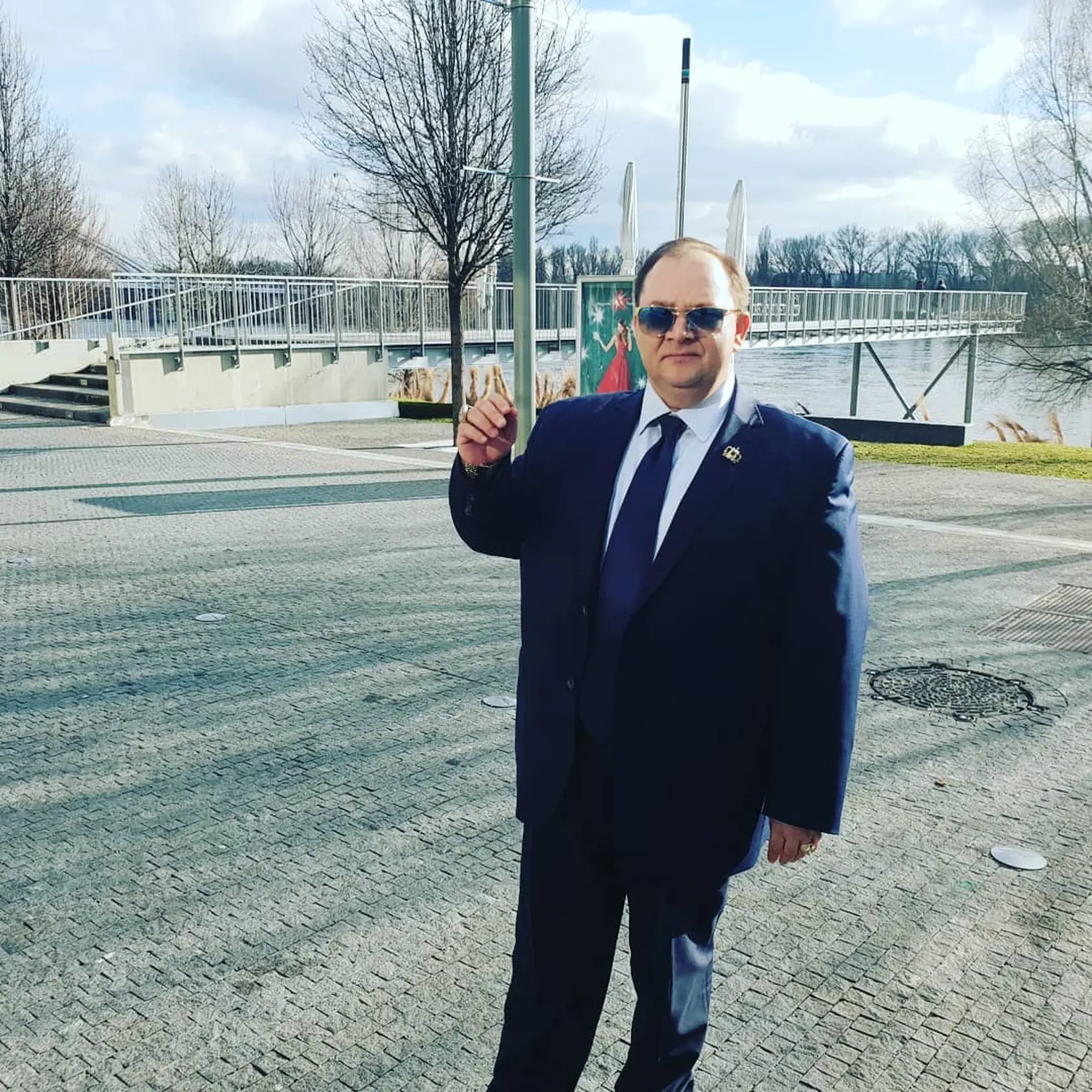 Botoša na verejnosti nevidíte ináč, ako pekne upraveného. Na svoj výzor si potrpí.