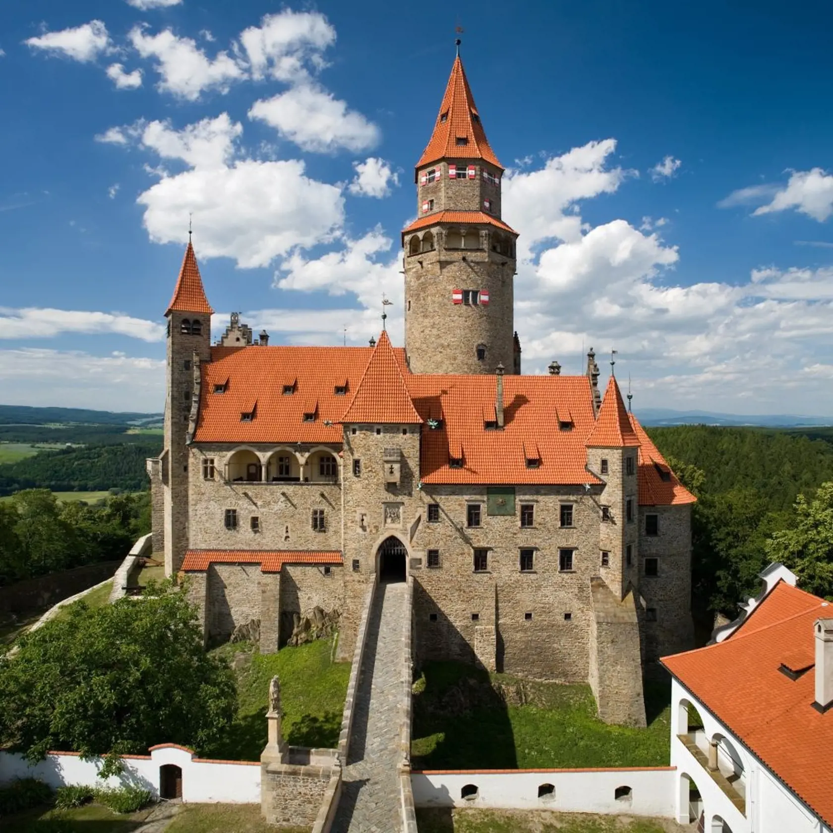 Hrad Bouzov patrí k najnavštevovanejším hradom.