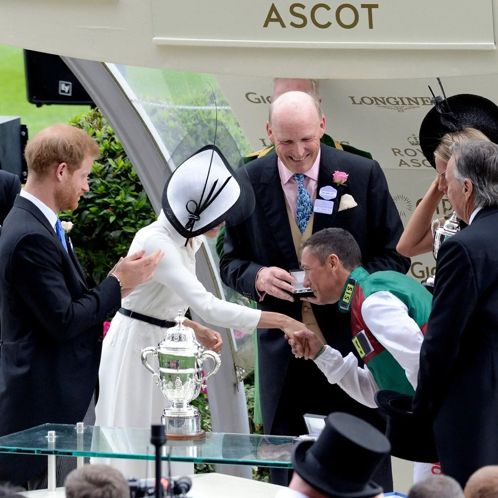 Meghan Markle podala víťazovi ruku na dostihoch v roku 2018.