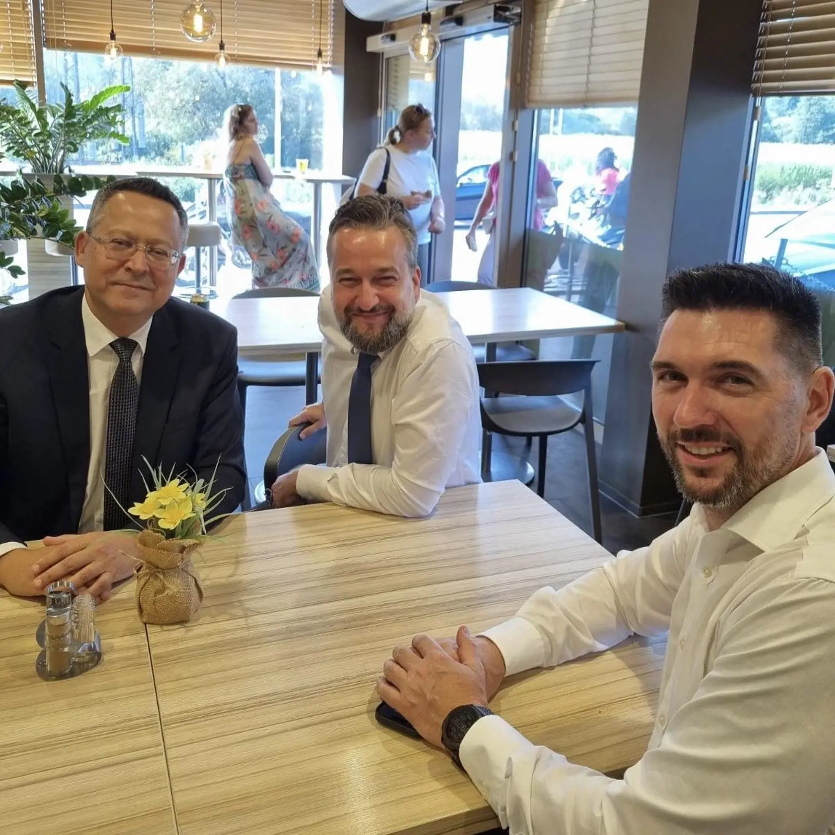 Zľava minister financií Ladislav Kamenický, europoslanec Ľuboš Blaha a minister pôdohospodárstva Richard Takáč sa cestou na ceremóniu pri príležitosti 80. výročia SNP zastavili na pumpe. „My sme už na ceste do Banskej Bystrice na oslavy SNP," informoval na svojom facebookovom profile minister financií, ktorý fotku zverejnil.