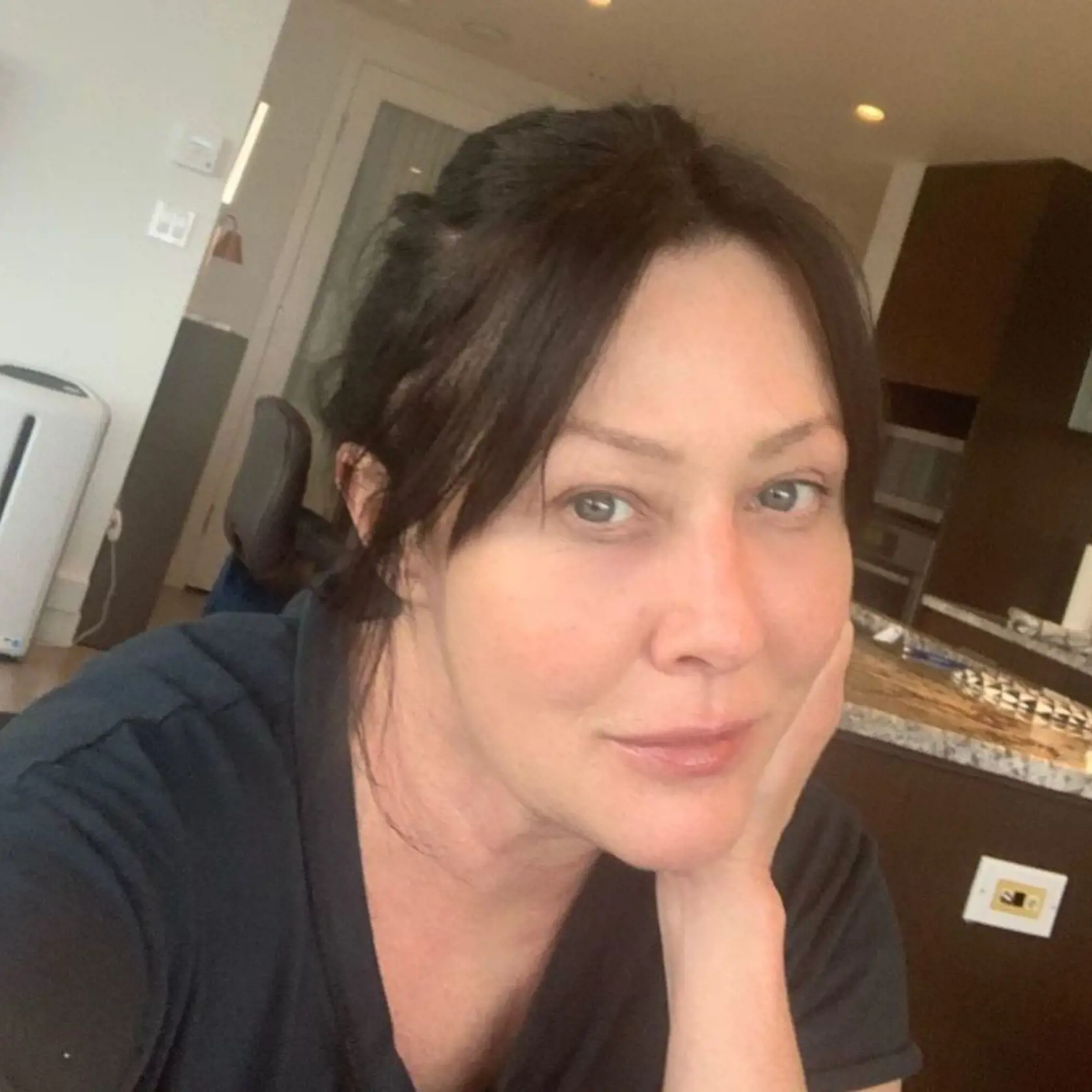 Seriálová Brenda z Beverly Hills 90210, ktorá bojuje s rakovinou v poslednom štádiu sa svojho života nehodlá len tak vzdať. Shannen Doherty (50) na Instagrame zdieľala nové zábery, ktorými fanúšikom doslova vyrazila dych.