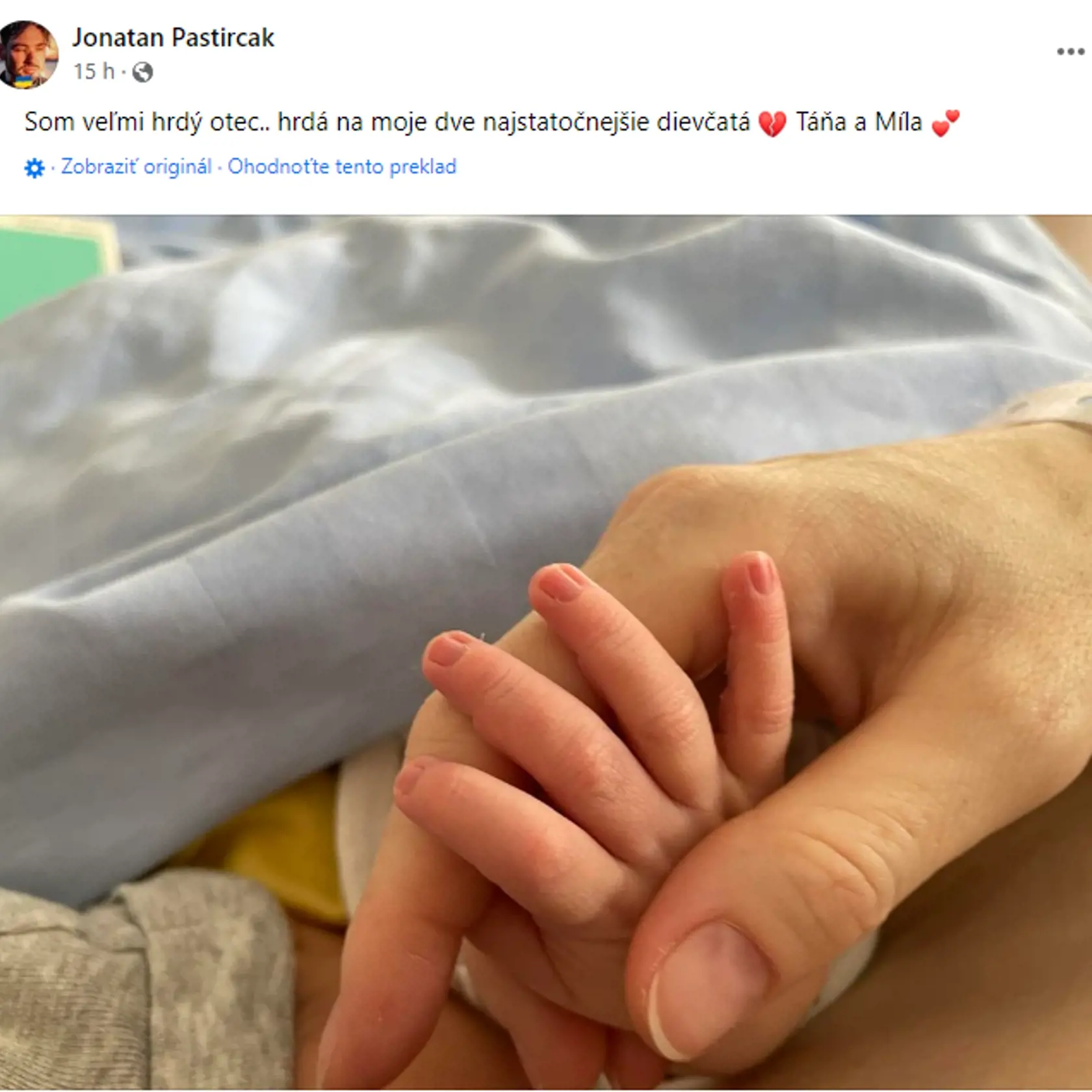 Otecko Jonatán sa rozcítil na Facebooku: „Som veľmi hrdý otec.. hrdý na moje dve najstatočnejšie dievčatá 💔 Táňa a Míla 💕“